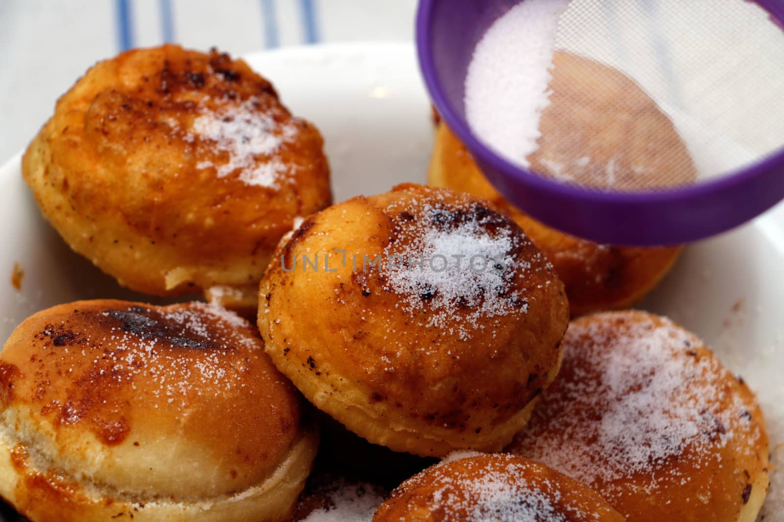 Powdering donuts by elaplan