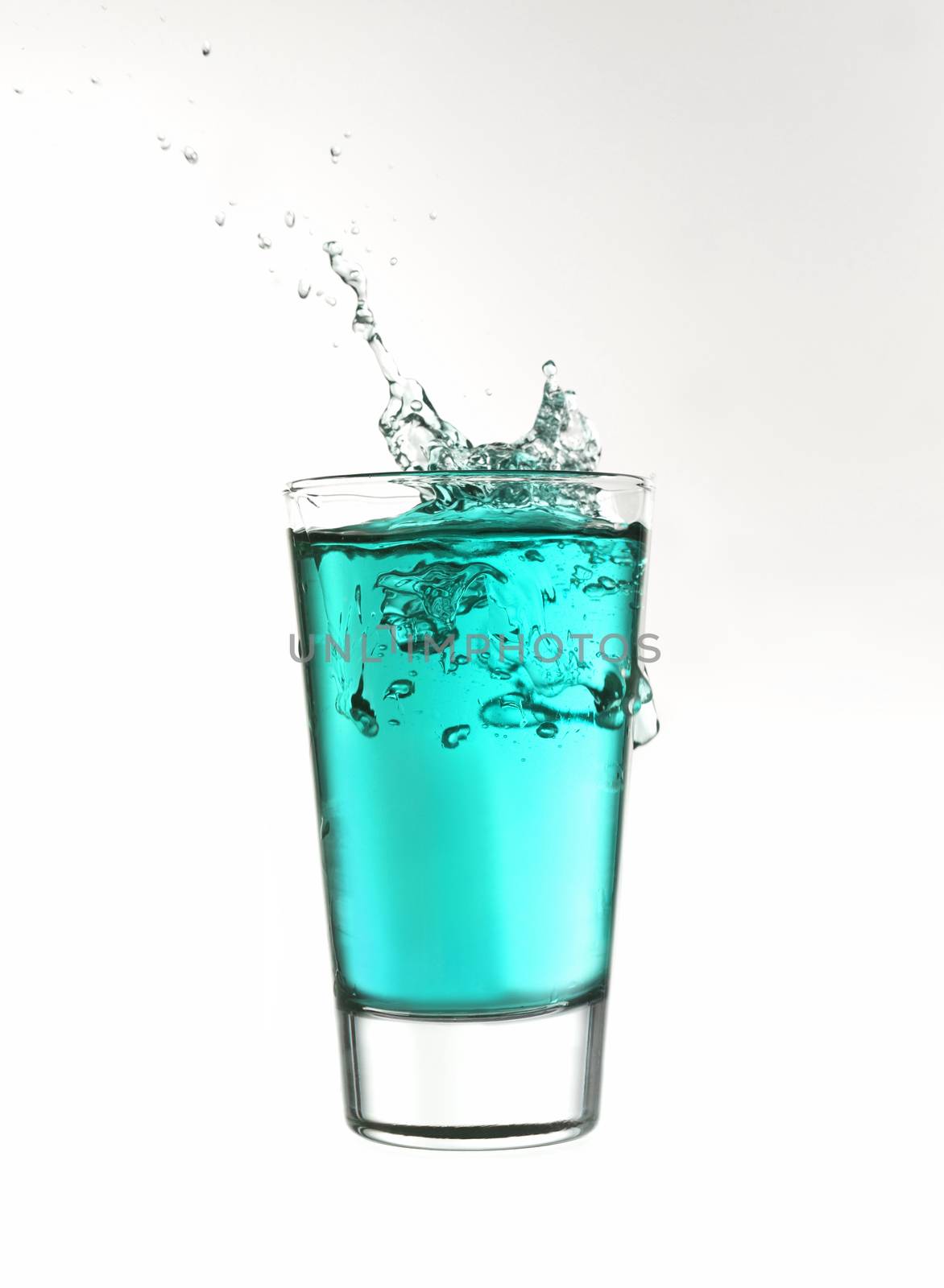 Splash in a glass of turquoise lemonade by gemenacom