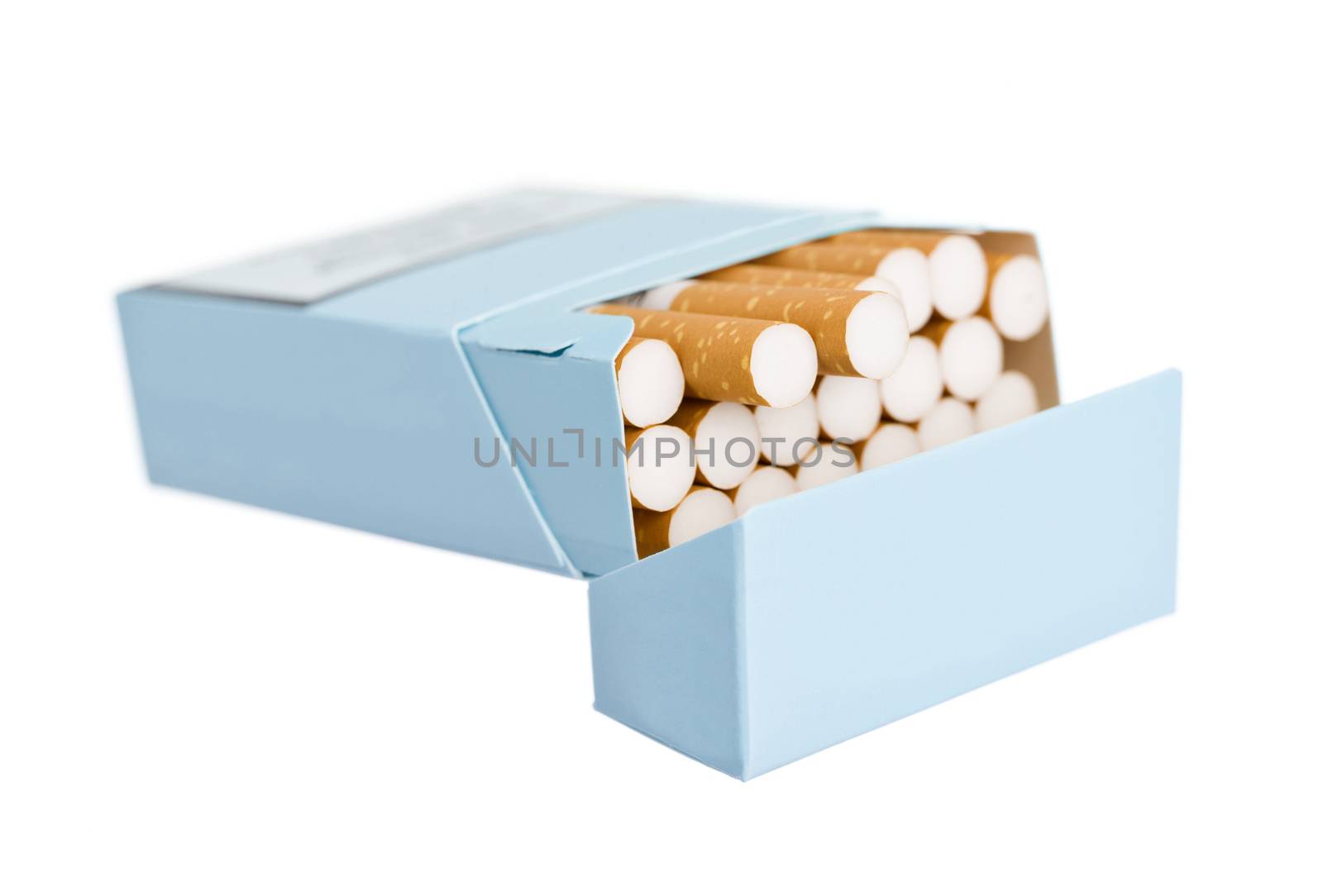 Pack of cigarettes by gemenacom