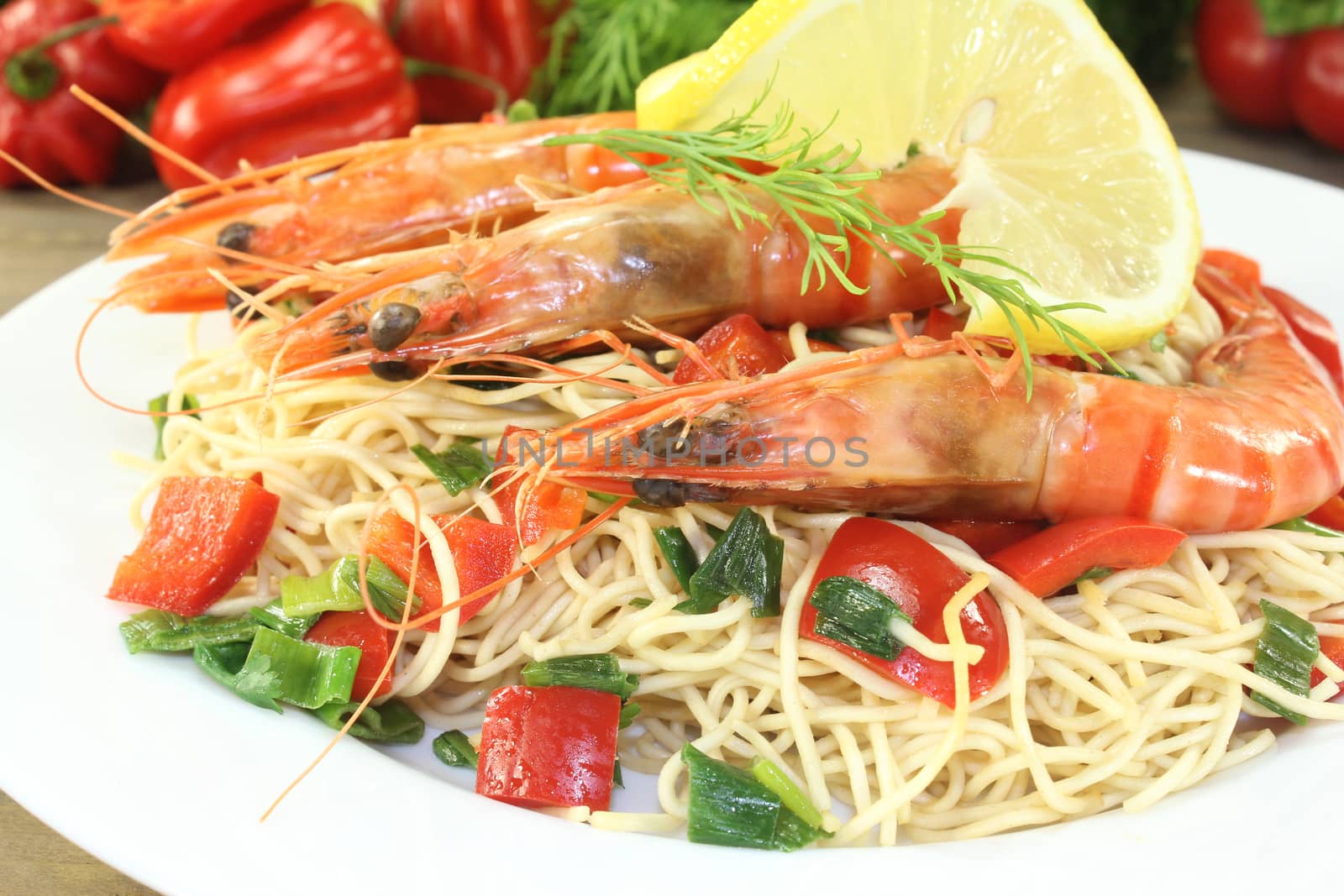 Prawns with mie noodles and lemon