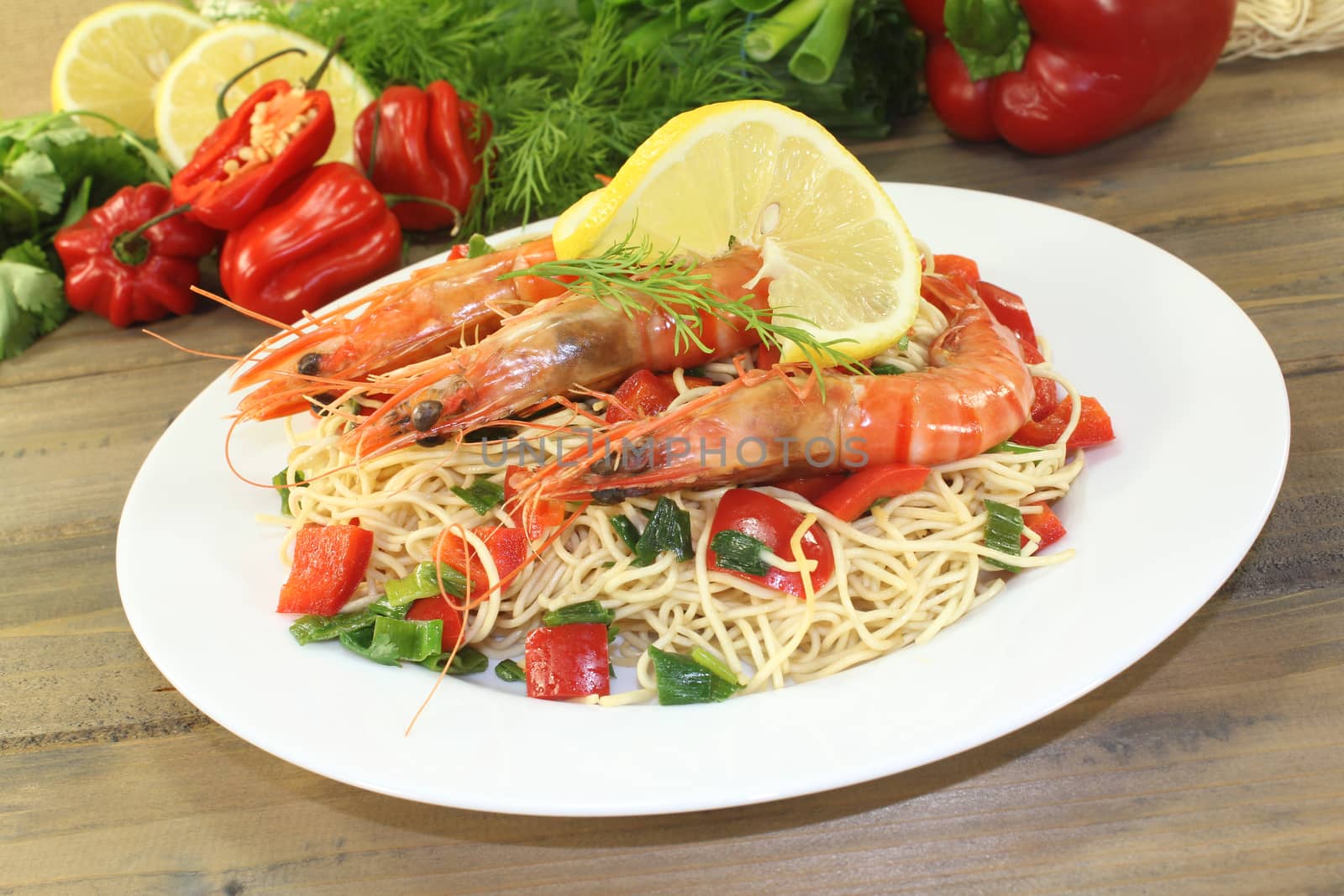 Prawns with Mie noodles with vegetables and lemon