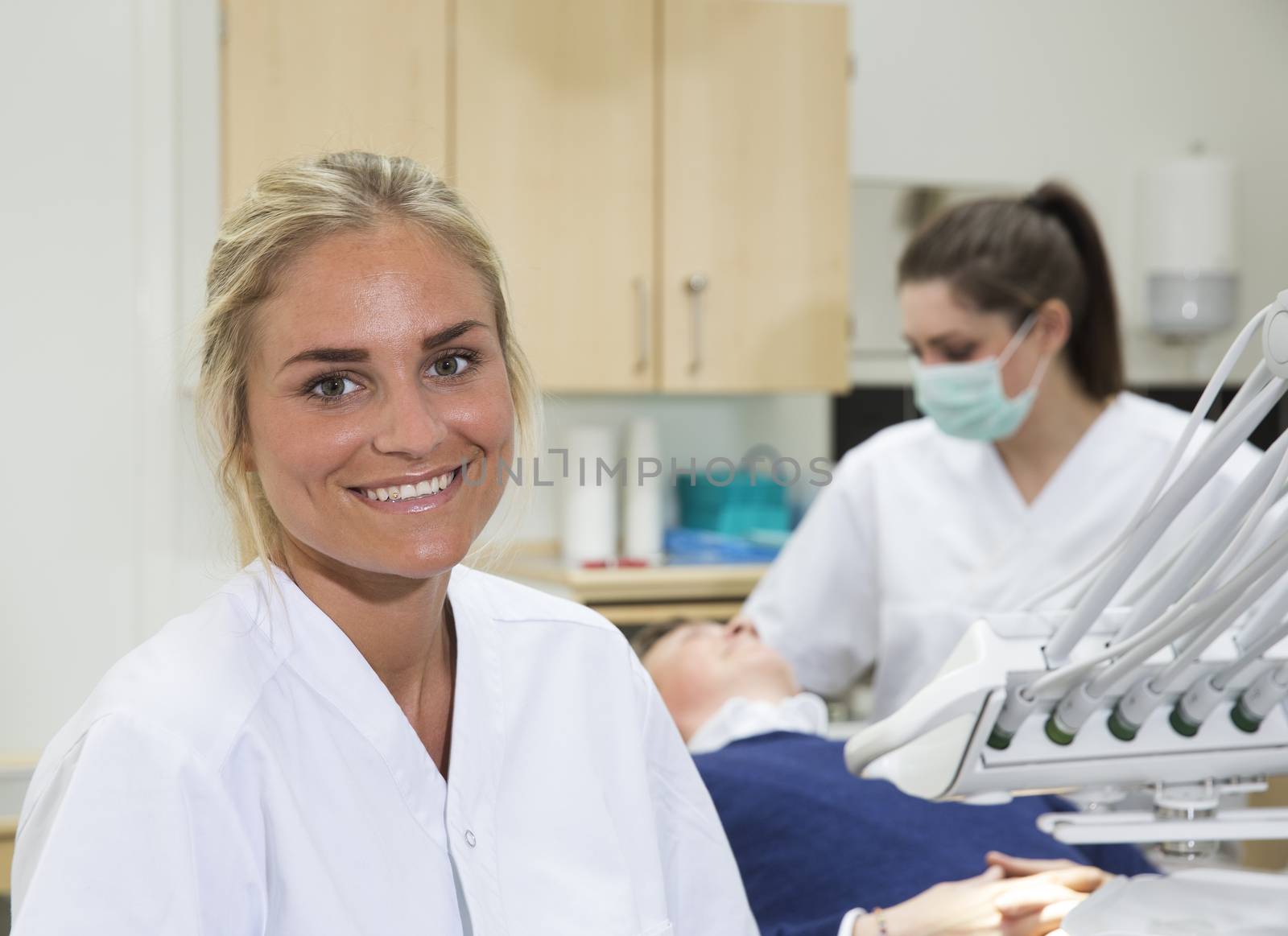Smiling Dentist by gemenacom