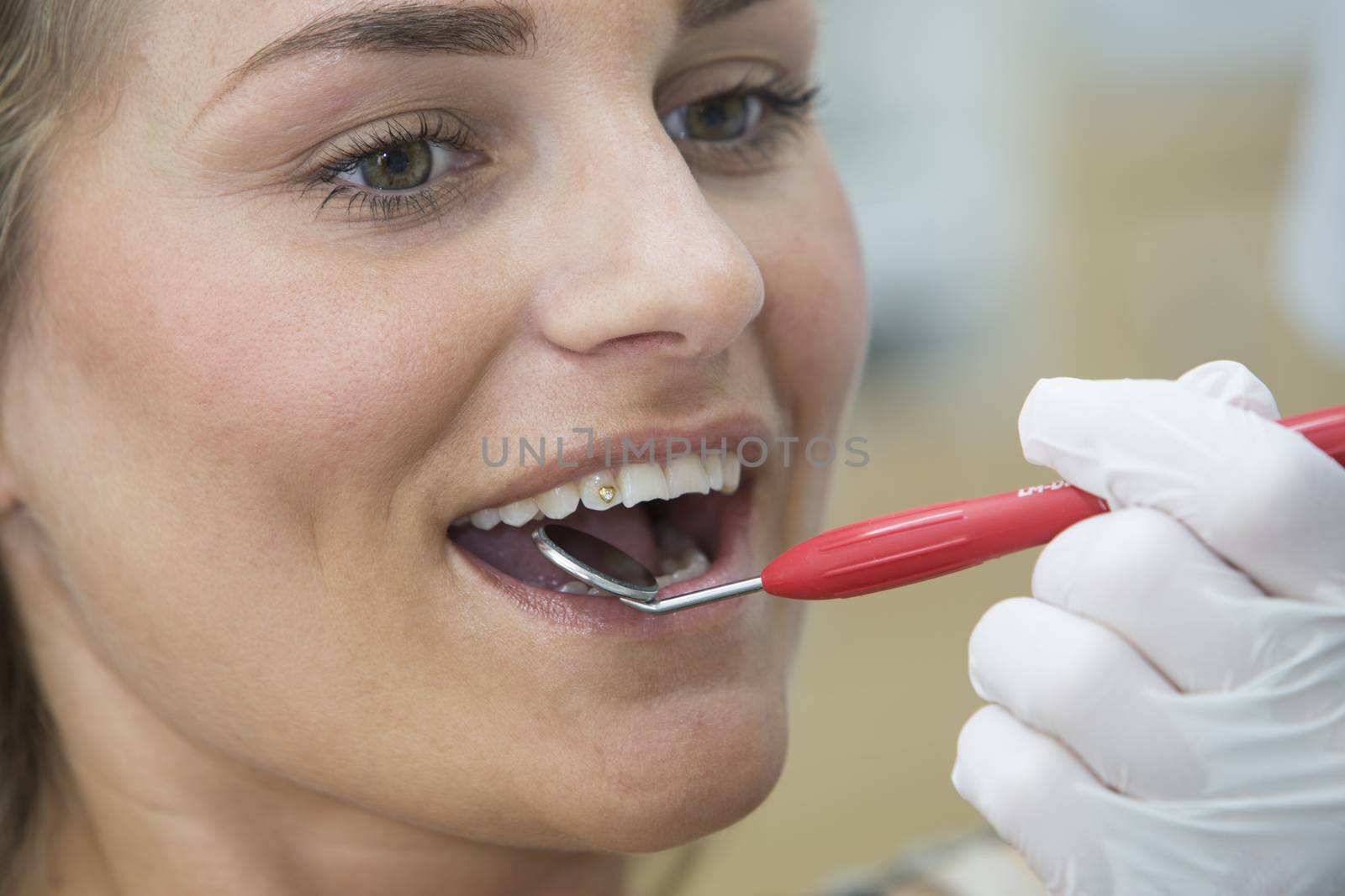 Woman at the dentist by gemenacom