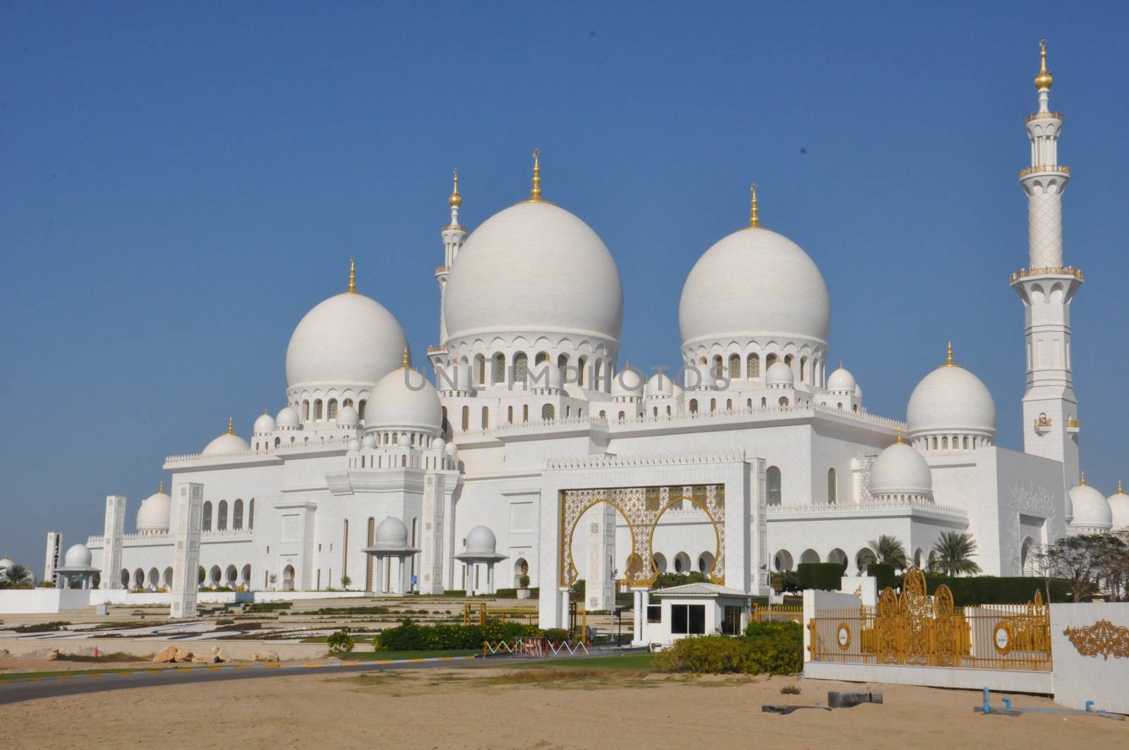 Sheikh Zayed Grand Mosque in Abu Dhabi, UAE by sainaniritu