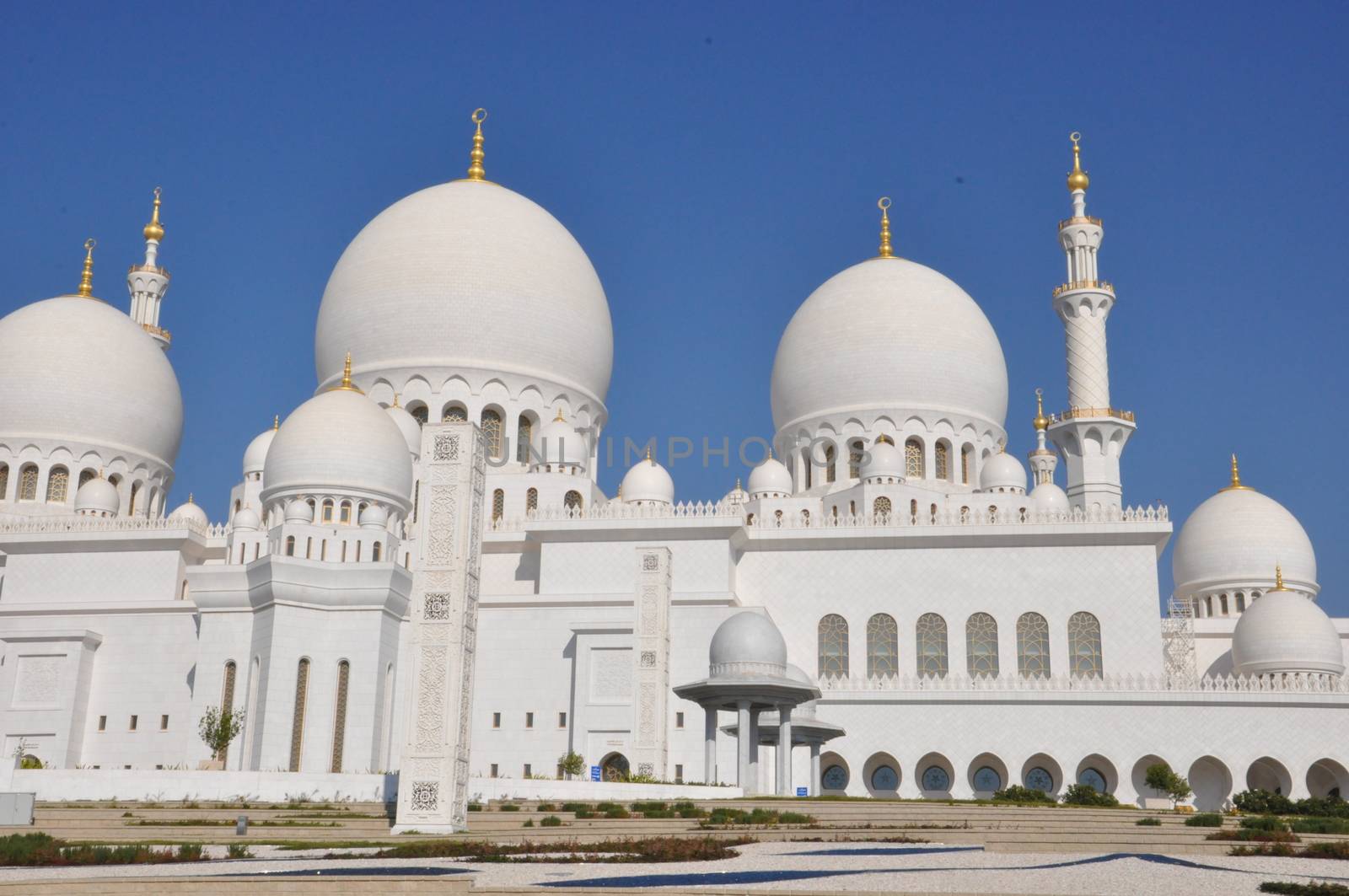 Sheikh Zayed Grand Mosque in Abu Dhabi, UAE by sainaniritu