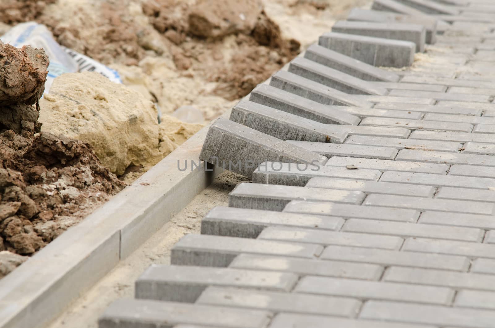 Laying of paving slabs to the curb