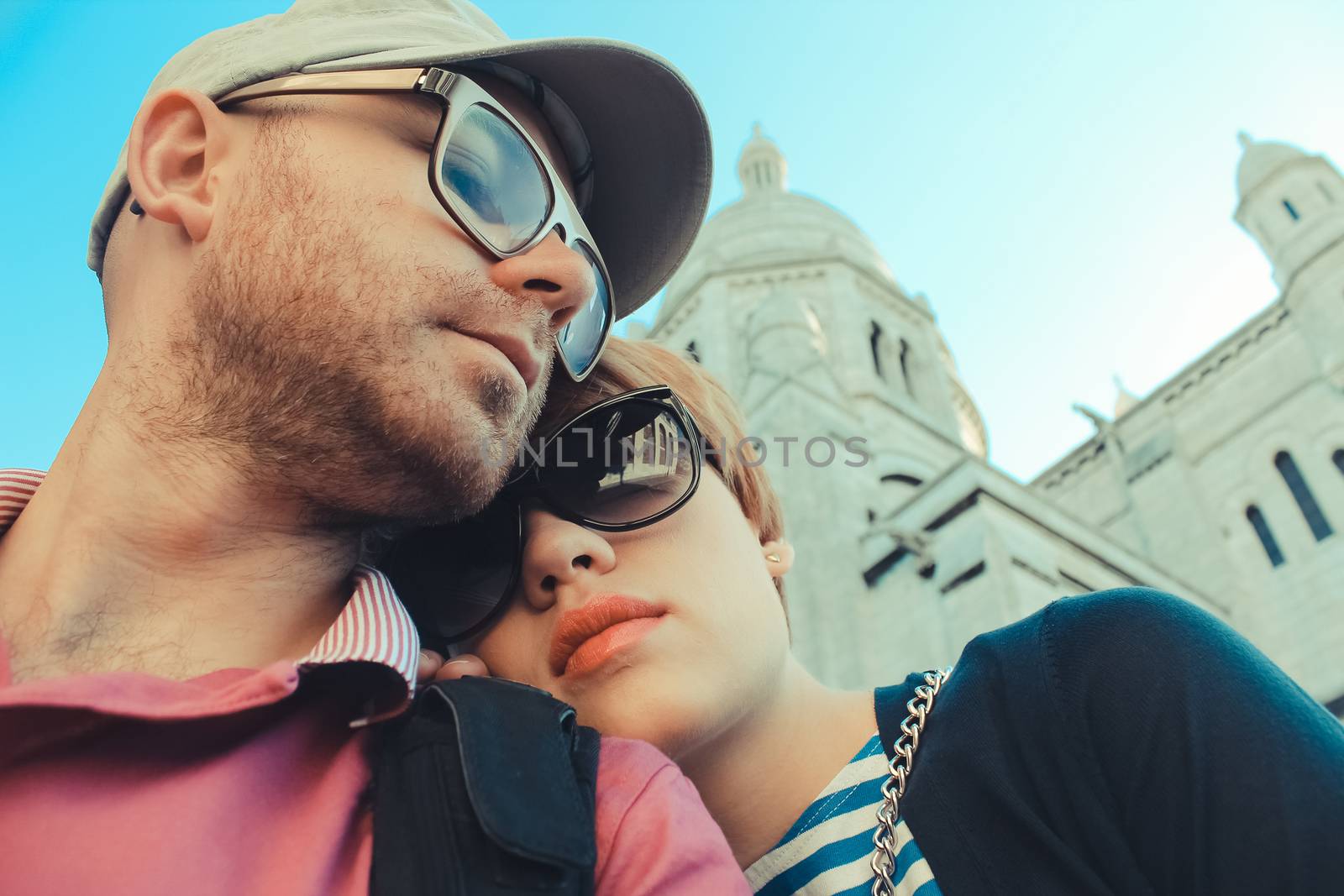 romantic couple on a background of Basilica of the Sacre Coeur
