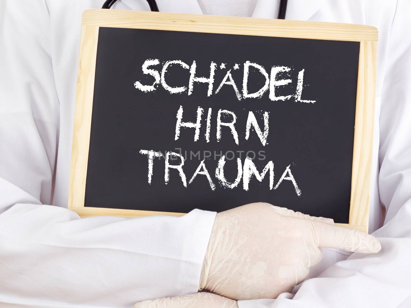 Doctor shows information: traumatic brain injury in german