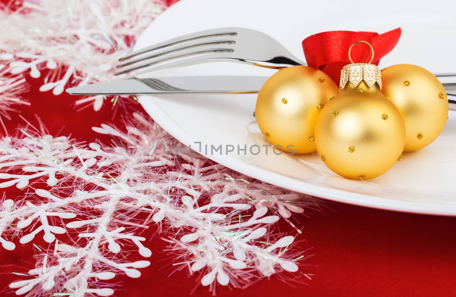 Christmas table setting with gold baubles 