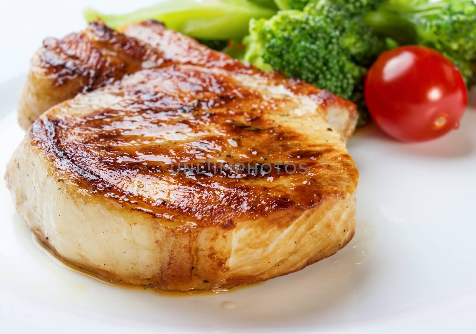 Gourmet grilled steak with broccoli and cherry tomatoes