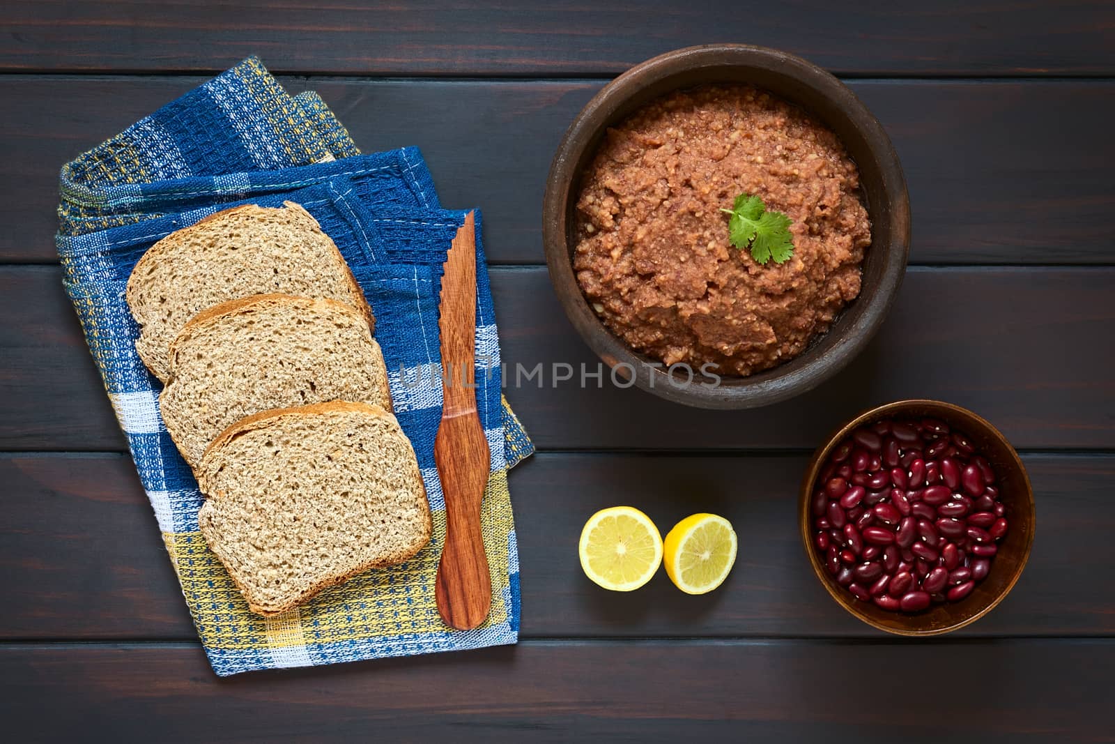 Wholegrain Bread with Red Kidney Bean Spread by ildi