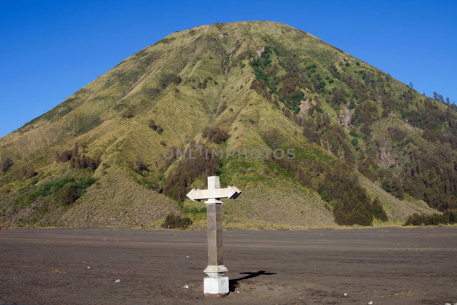 Bromo volcano in Indonesia by johnnychaos