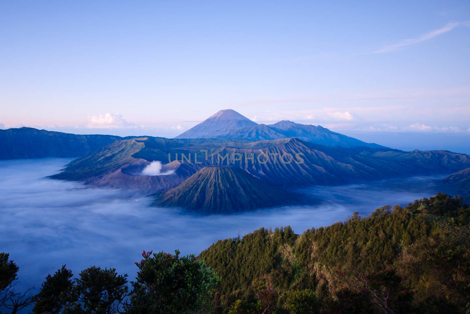 Bromo volcano in Indonesia by johnnychaos