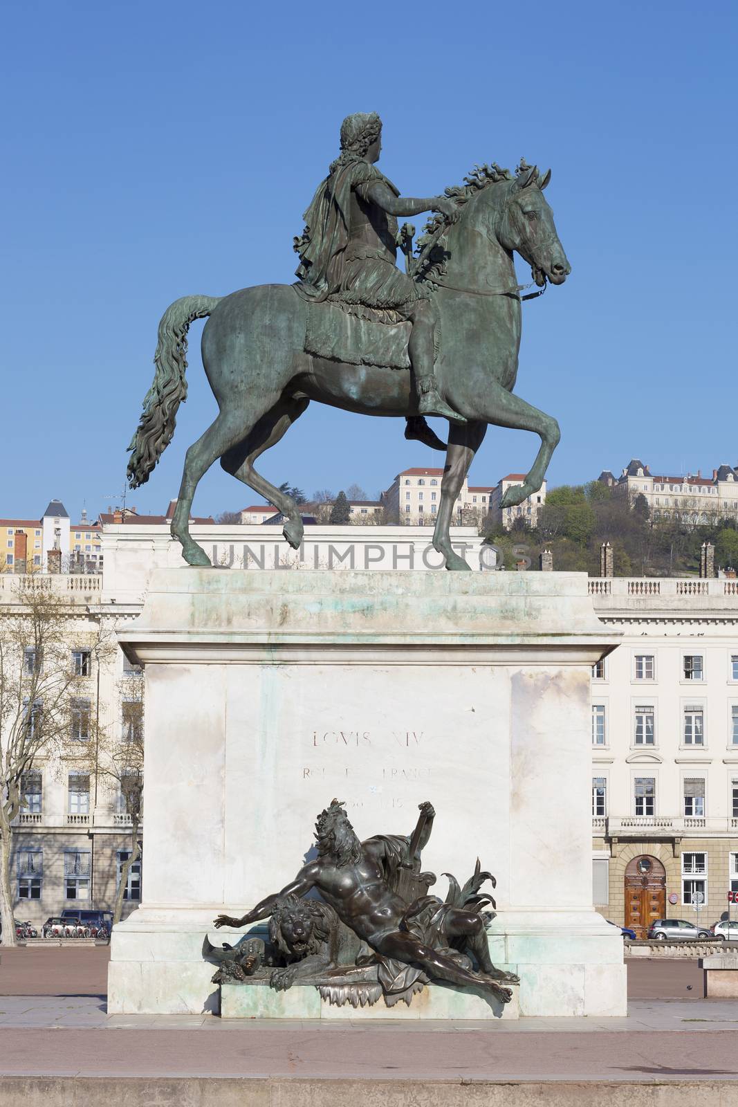 Vertical view of Statue by vwalakte