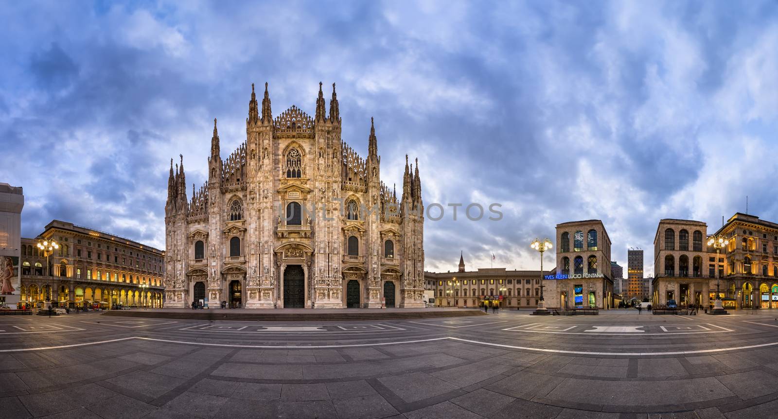 Panorama of Duomo di Milano (Milan Cathedral) and Piazza del Duo by anshar