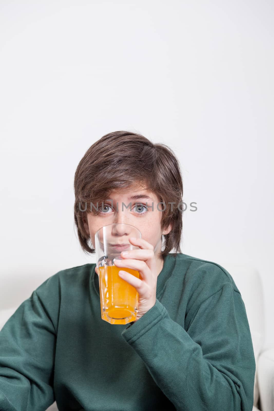 Boy drinking a oranje juice