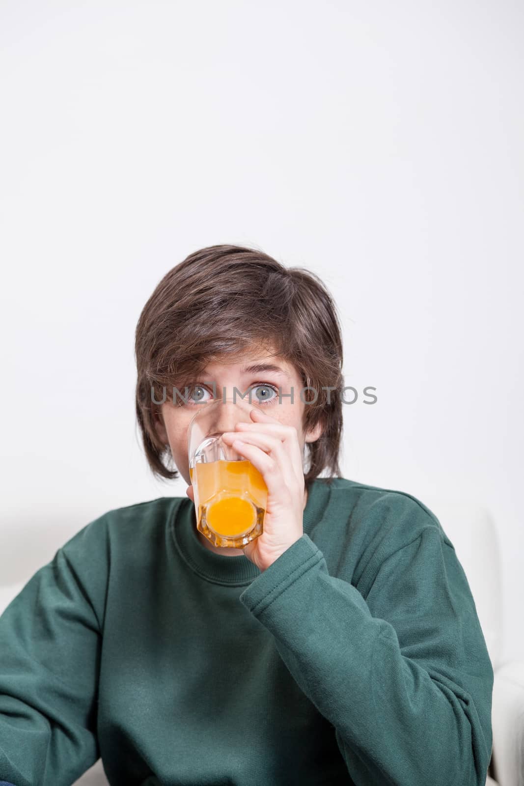 Boy drinking a oranje juice