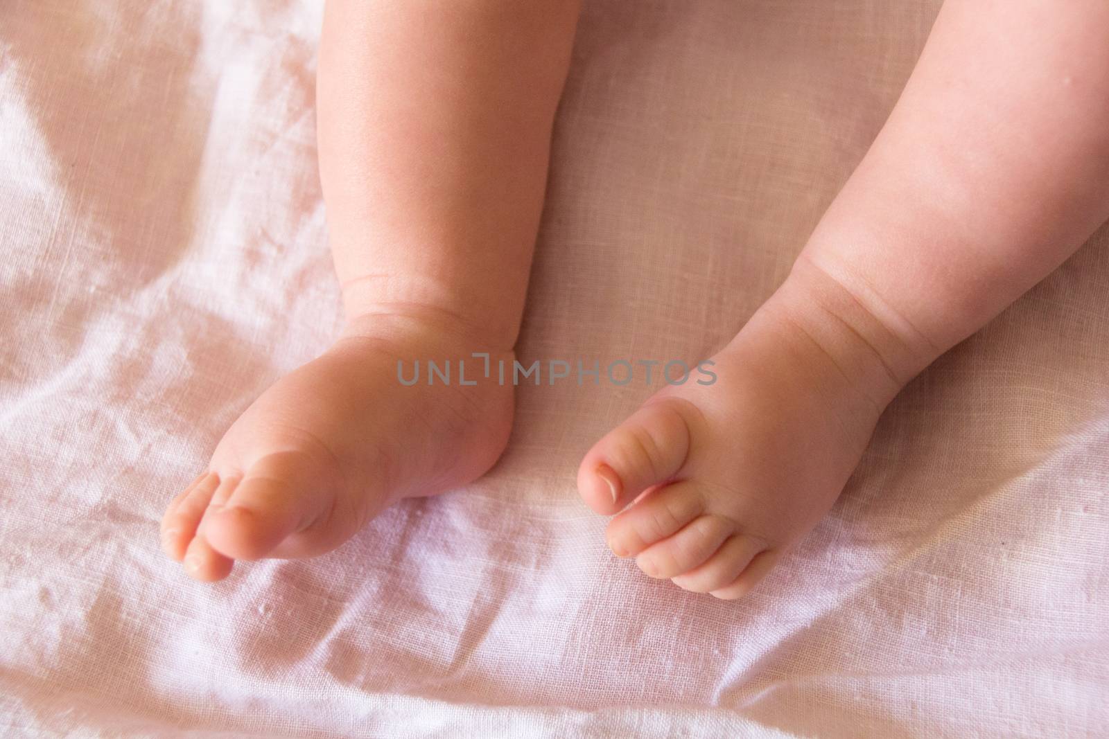 Feet of newborn by batock