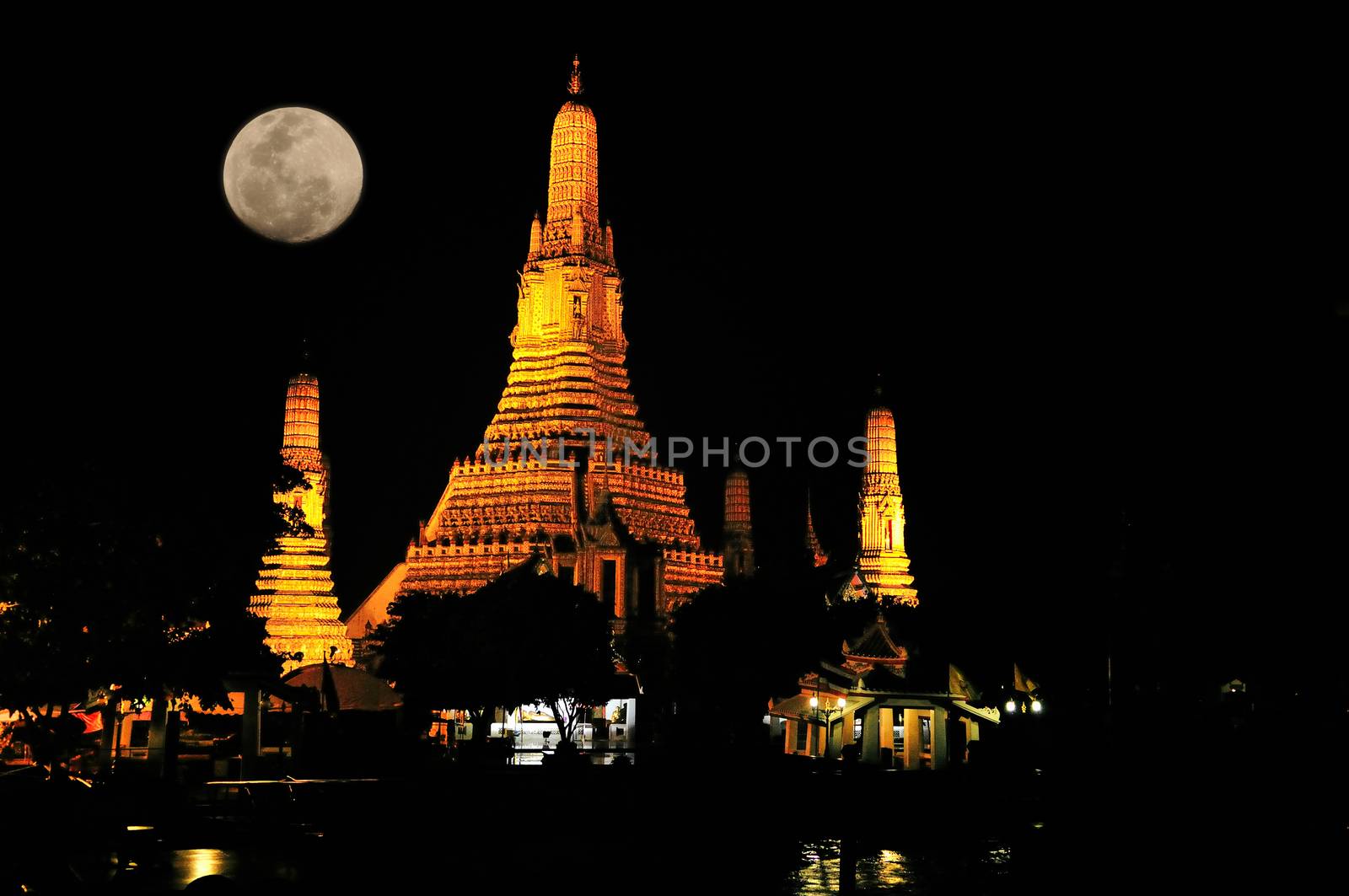 Wat Arun on a full moon day