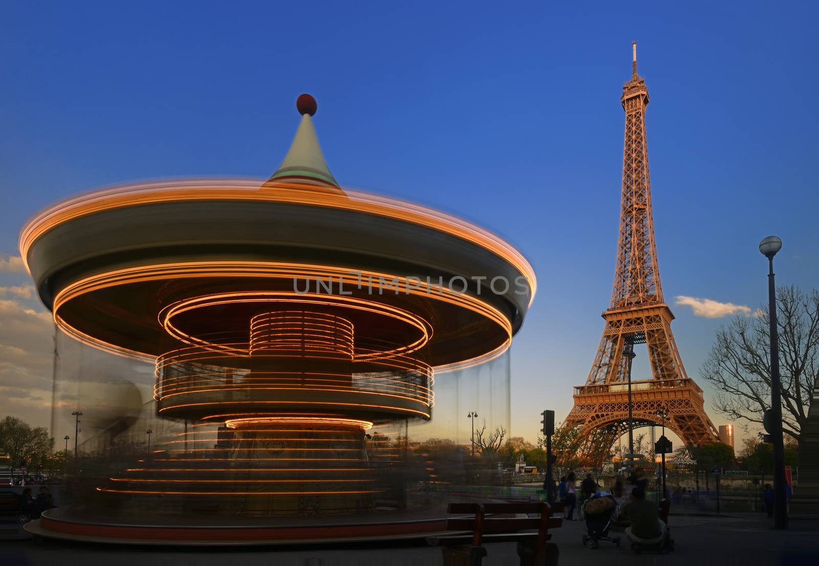 Spectacular Eiffel tower beautifully lit at night