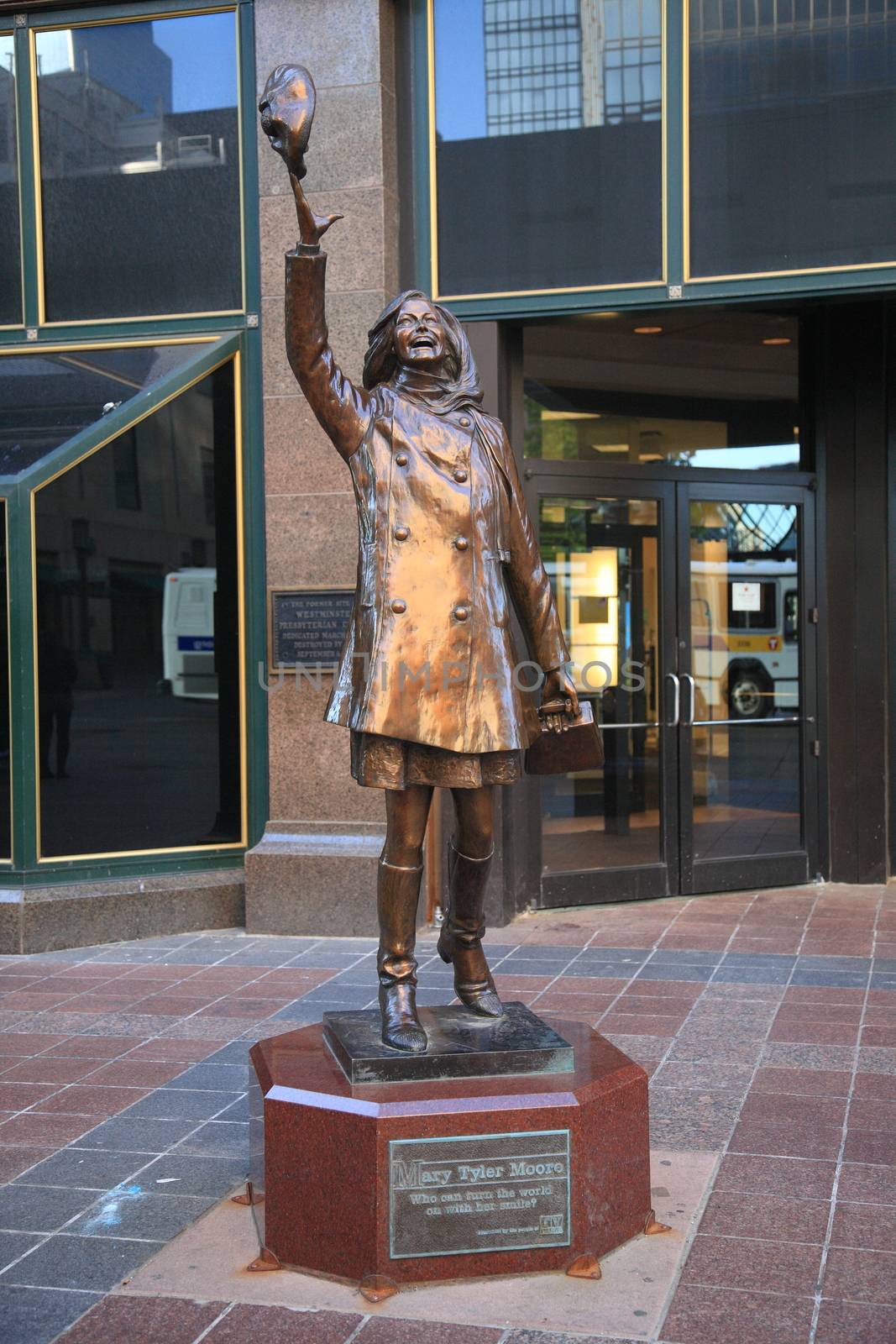 Mary Richards Statue by Ffooter