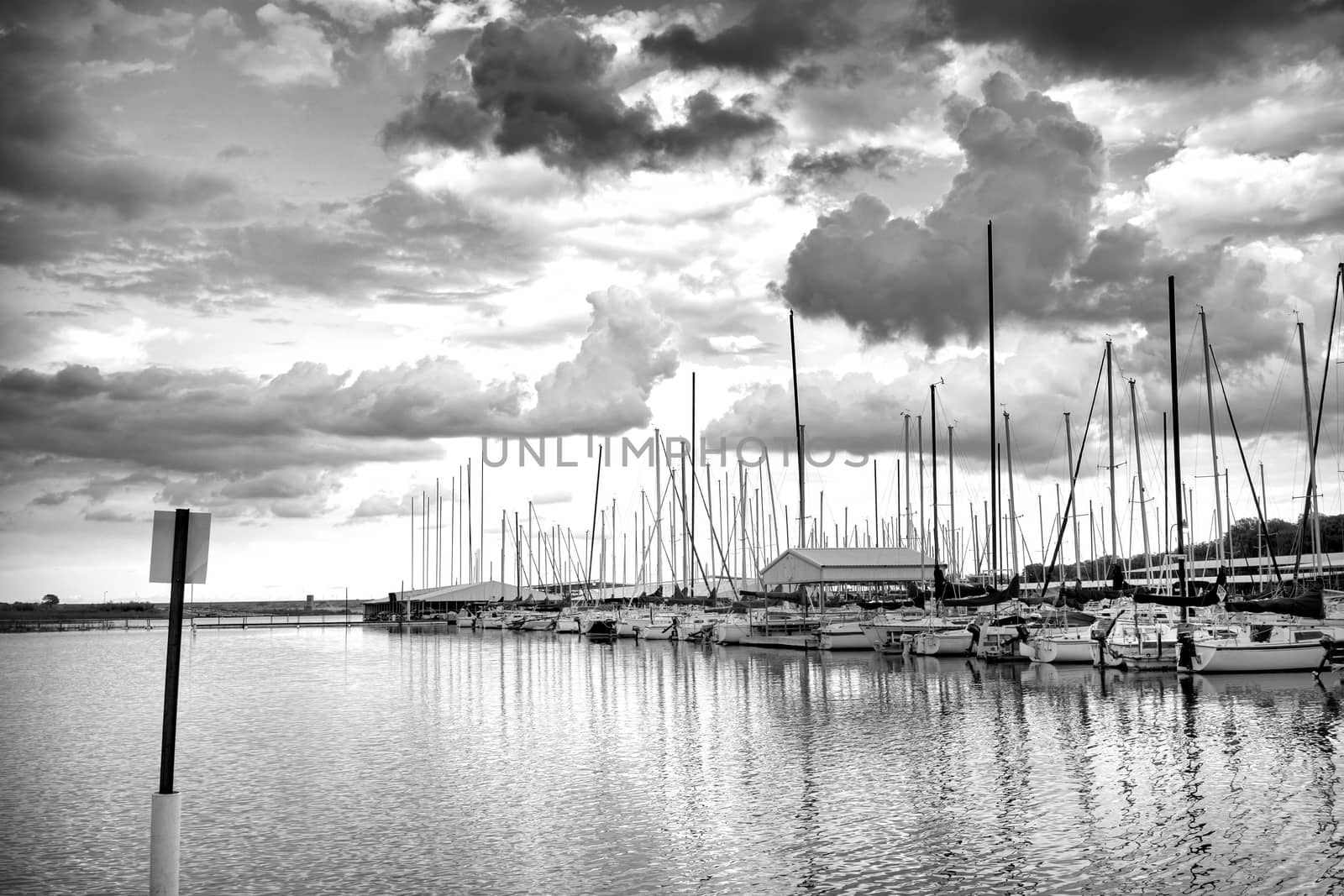 Storm Sky In Black & White by leieng