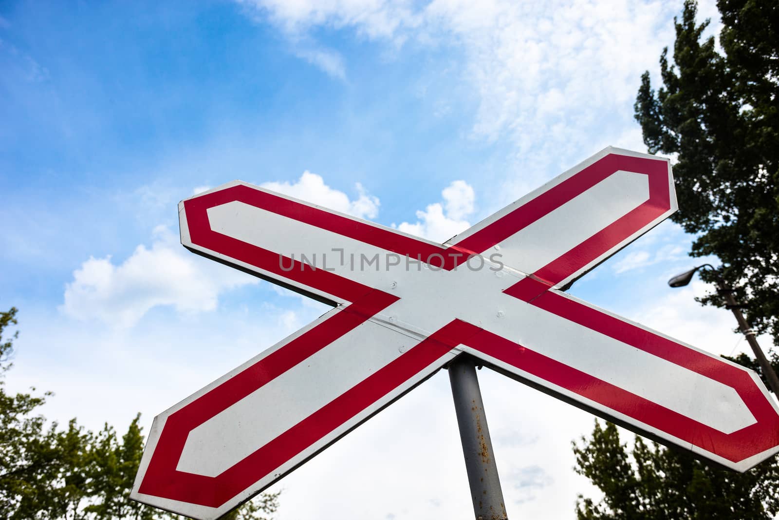 Single track railway crossing sign by rootstocks