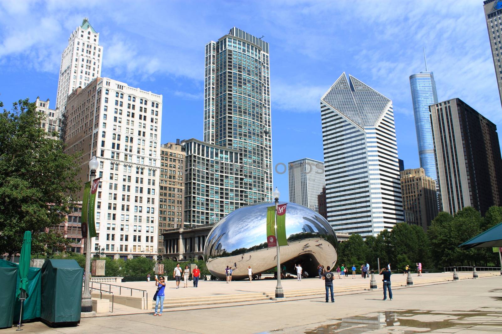 Chicago Cloud Gate sculpture in Millennium Park, known as the Bean.