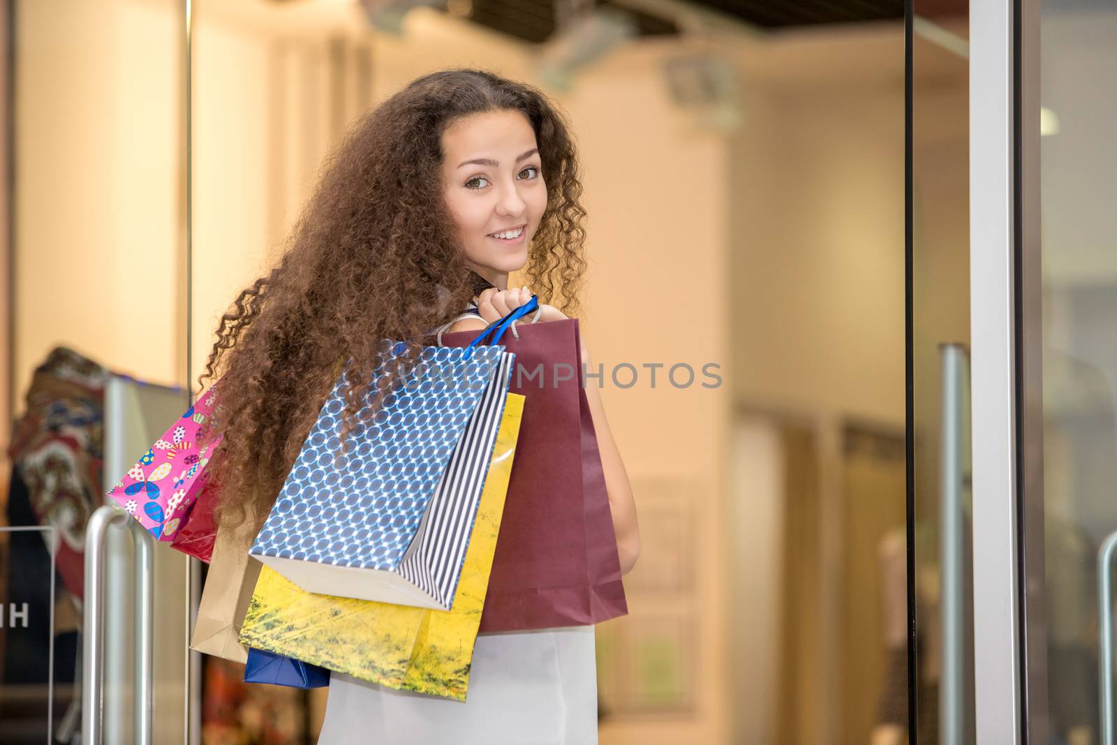 sale concept. beautiful young woman with a shopping bags in the mall