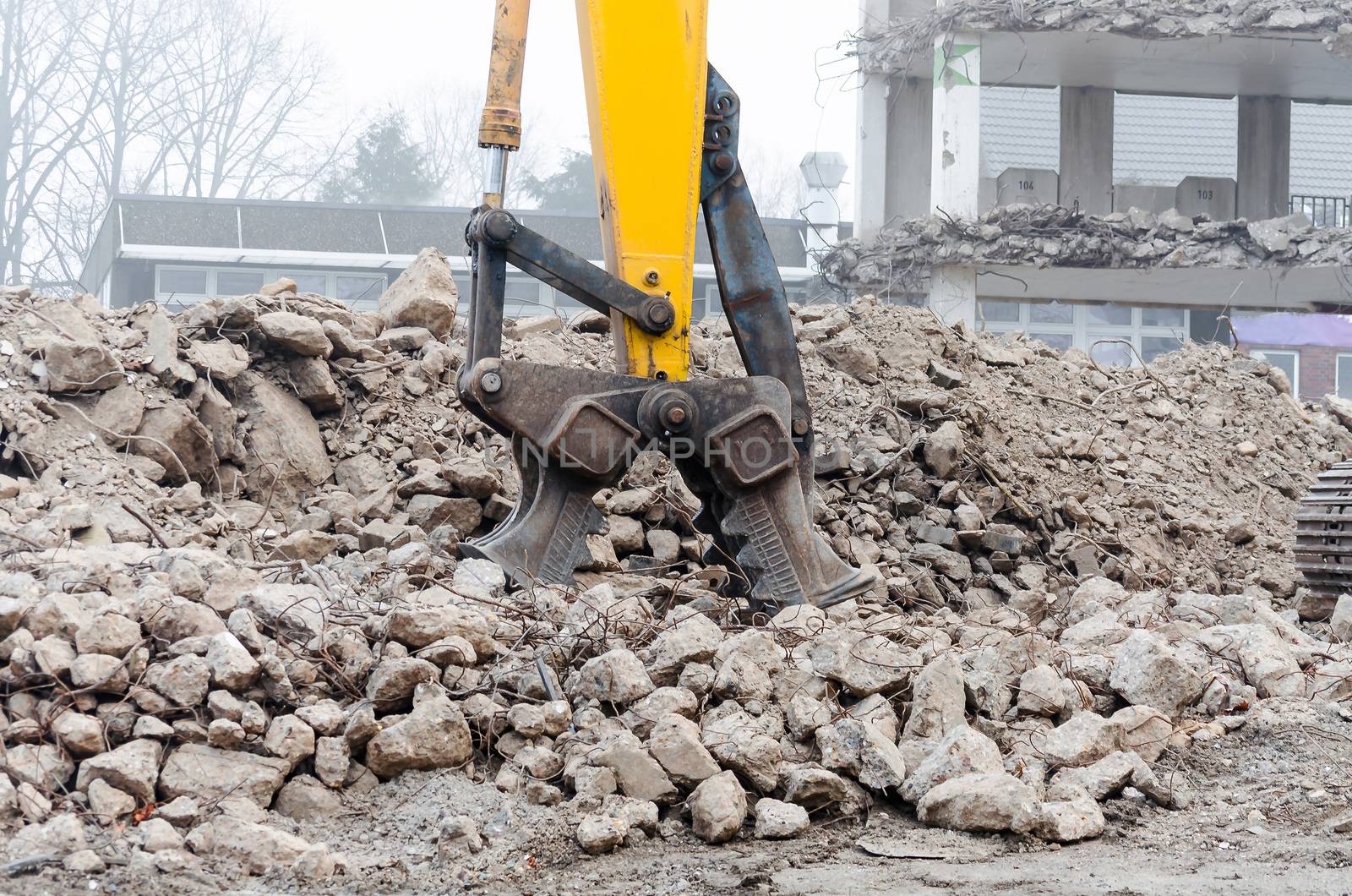 Excavators, crushers is a cultivation tool for an excavator.
To comminute of concrete. The force is generated by hydraulic pressure.