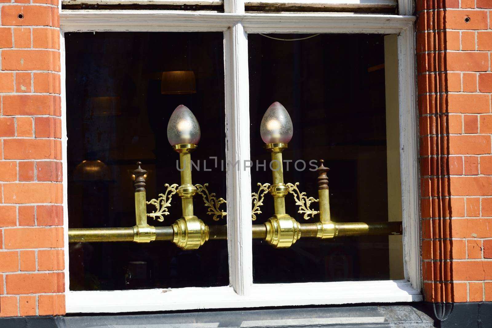 Elegant Brass lamps by pauws99