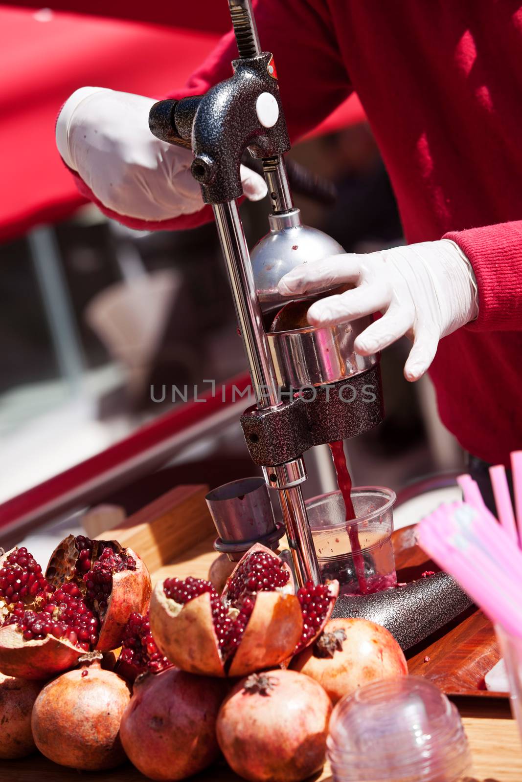 Making Pomegranate Juice in Turkey by Creatista