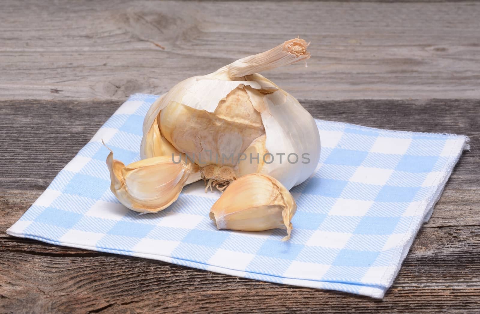 whole garlic on wood table by comet