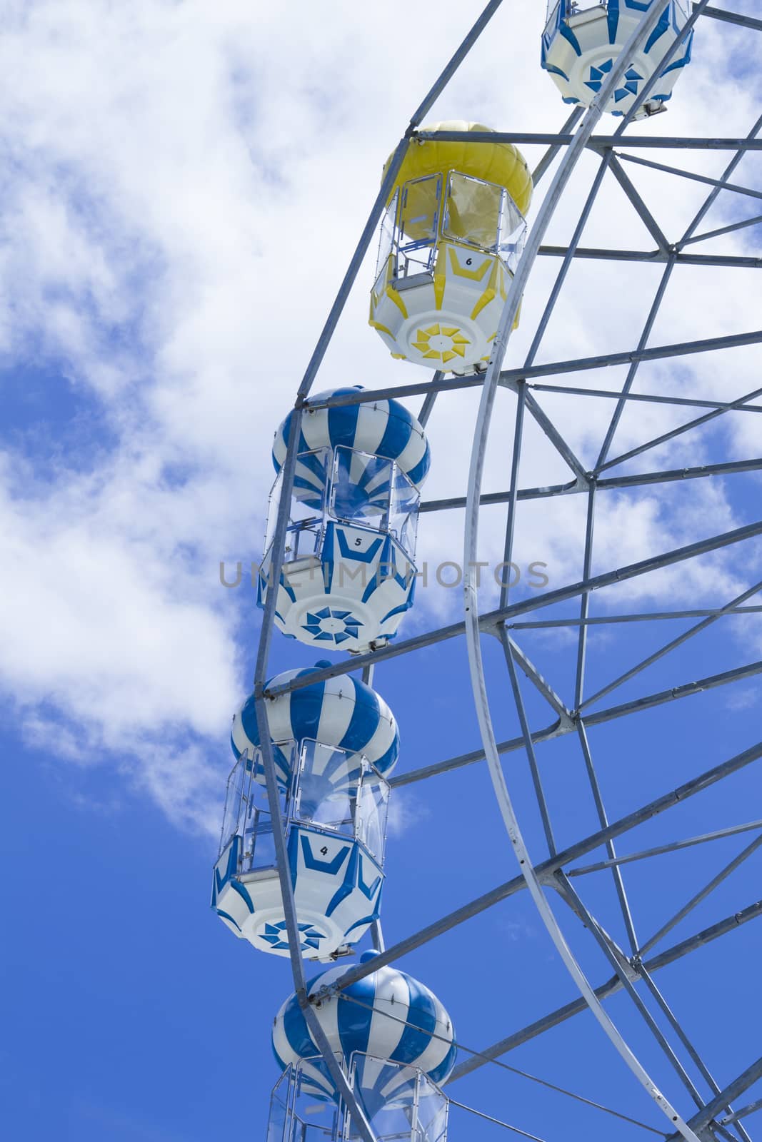 Giant ferris wheel against blue sky and white cloud