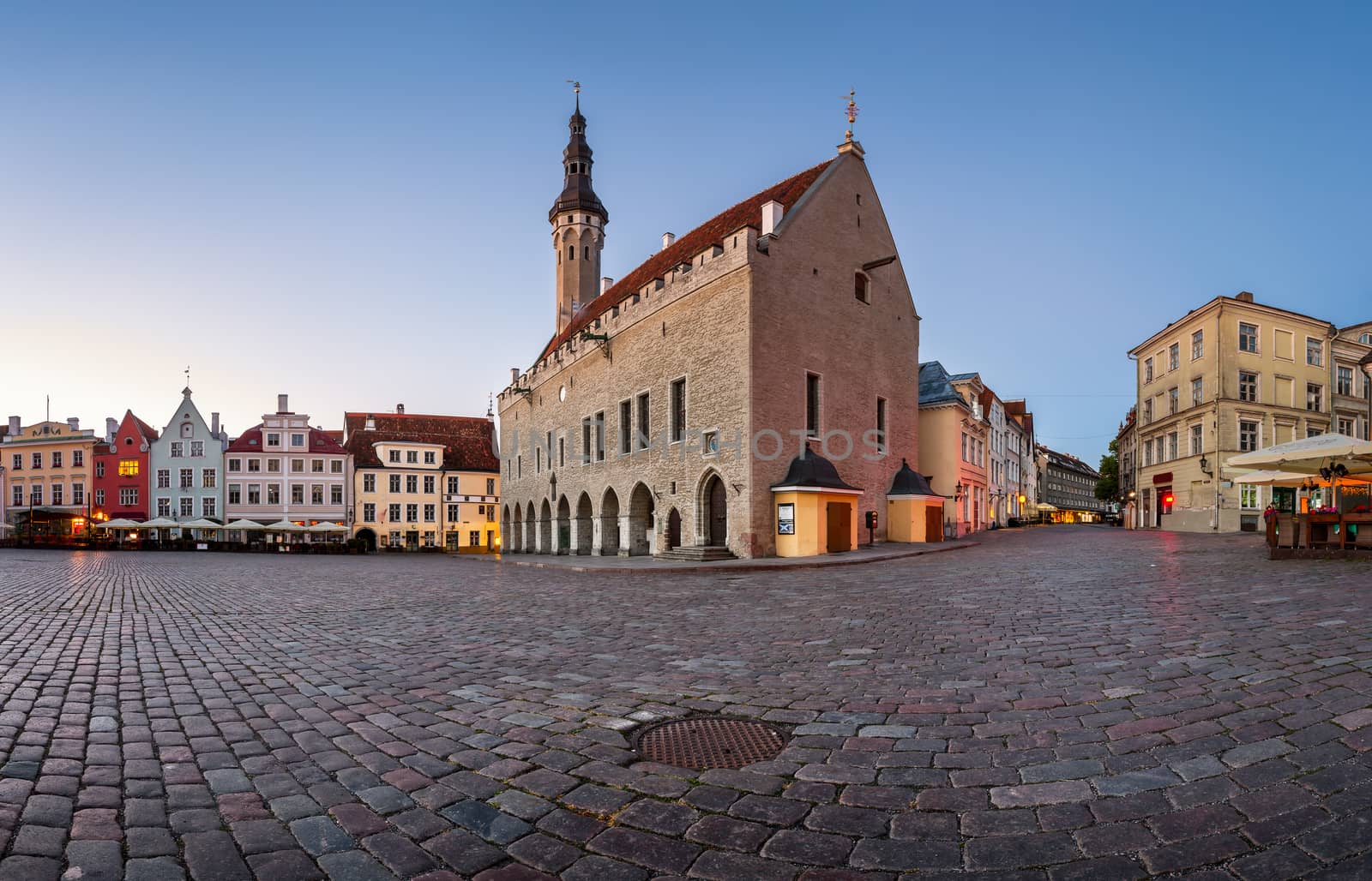 Tallinn Town Hall and Raekoja Square in the Morning, Tallinn, Es by anshar
