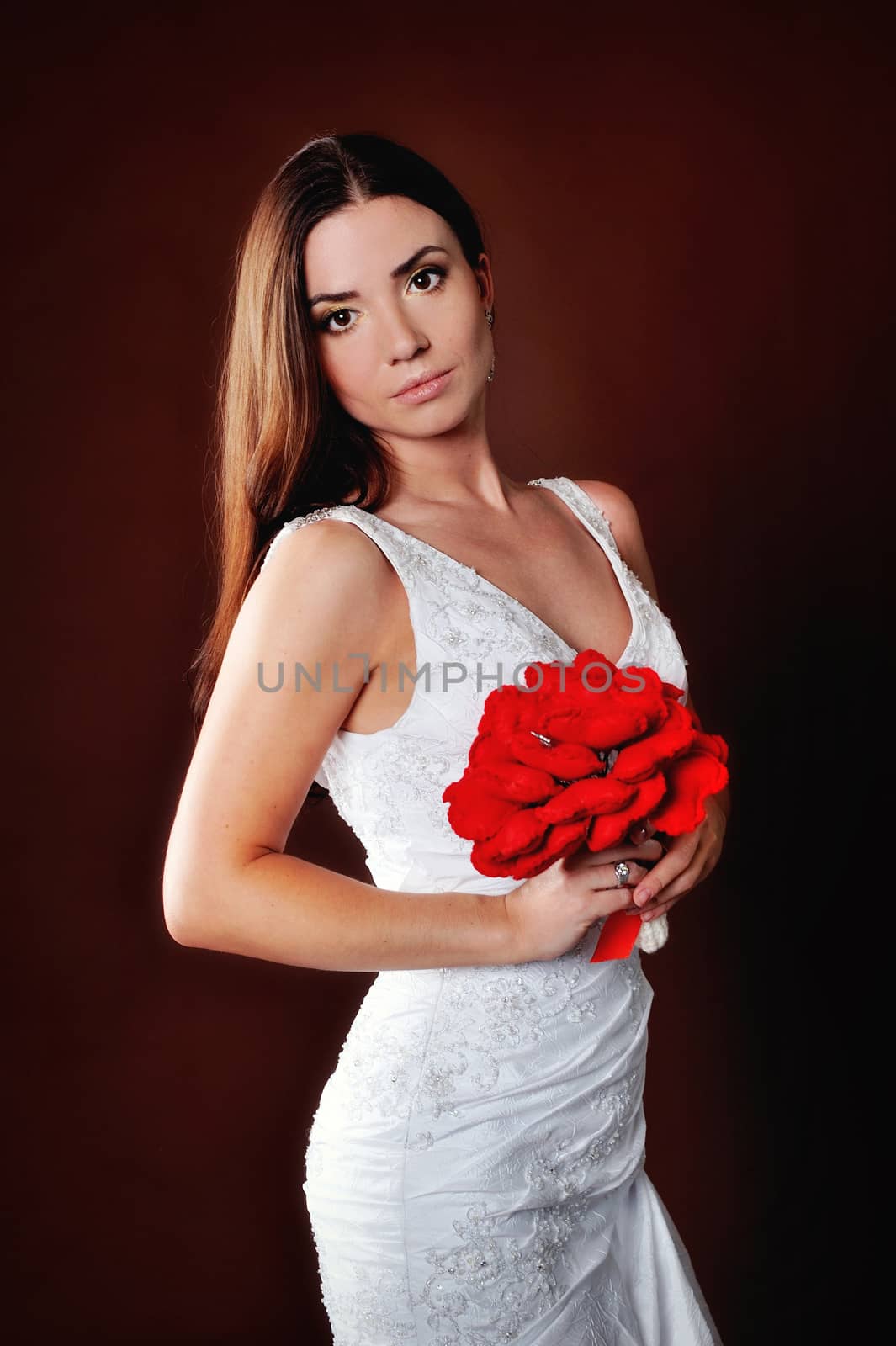 Portrait of the bride with a bouquet of red.