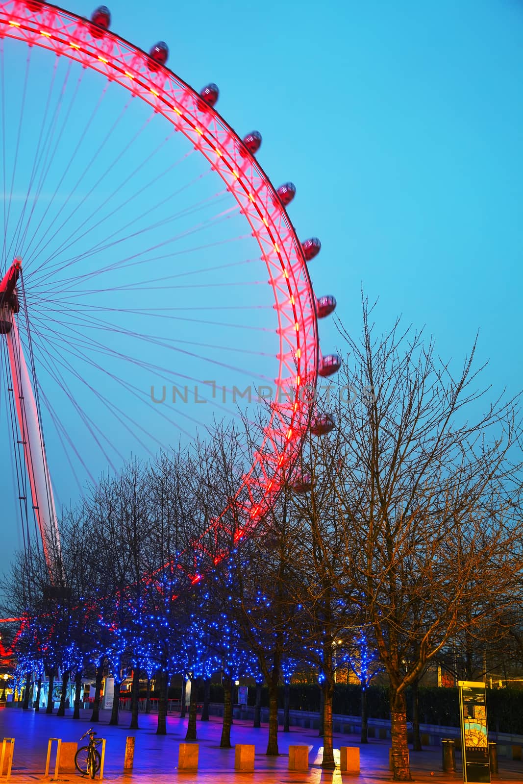 LONDON - APRIL5: The London Eye Ferris wheel in the evening on April 5, 2015 in London, UK. The entire structure is 135 metres tall and the wheel has a diameter of 120 metres.