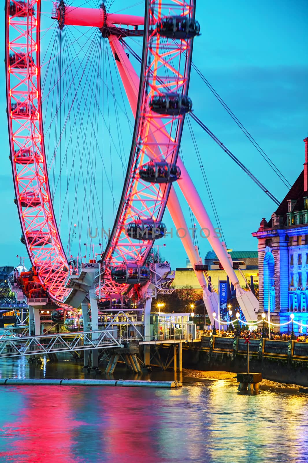 LONDON - APRIL 5: The London Eye Ferris wheel in the evening on April 5, 2015 in London, UK. The entire structure is 135 metres tall and the wheel has a diameter of 120 metres.