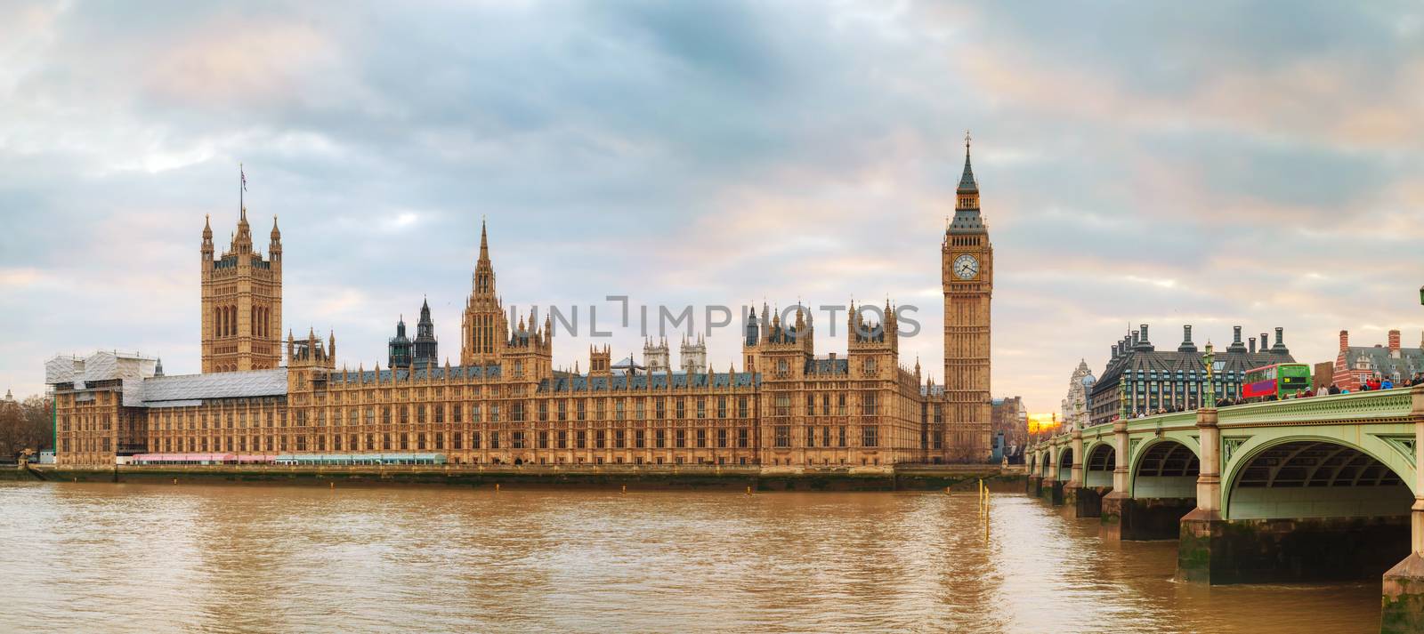 Panoramic overview of the Houses of Parliament with the Elizabeth tower