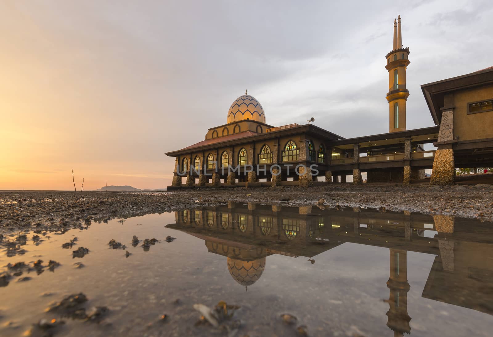 Masjid Al-Hussain is Kuala Perlis’ well-known icon. Built next to the Kuala Perlis Jetty, the mosque’s structure extends over the Straits of Malacca, earning it the nickname ‘Floating Mosque’. A 50-metre bridge connects to the main prayer hall above the water.