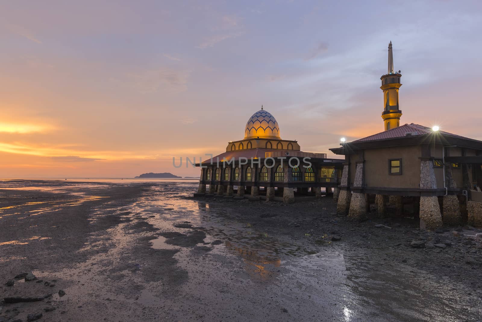 Masjid Al-Hussain is Kuala Perlis’ well-known icon. Built next to the Kuala Perlis Jetty, the mosque’s structure extends over the Straits of Malacca, earning it the nickname ‘Floating Mosque’. A 50-metre bridge connects to the main prayer hall above the water.