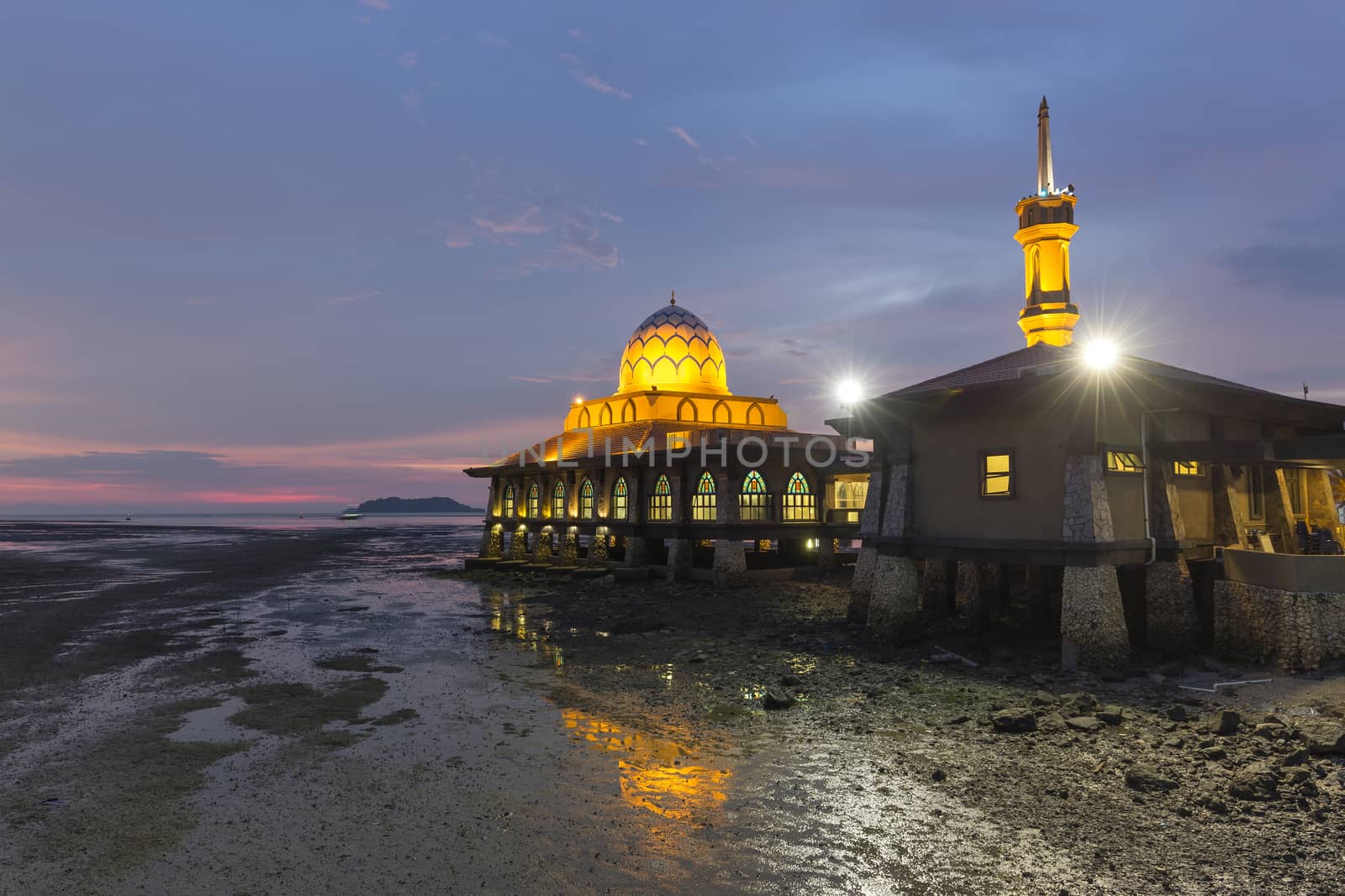 Masjid Al-Hussain is Kuala Perlis’ well-known icon. Built next to the Kuala Perlis Jetty, the mosque’s structure extends over the Straits of Malacca, earning it the nickname ‘Floating Mosque’. A 50-metre bridge connects to the main prayer hall above the water.