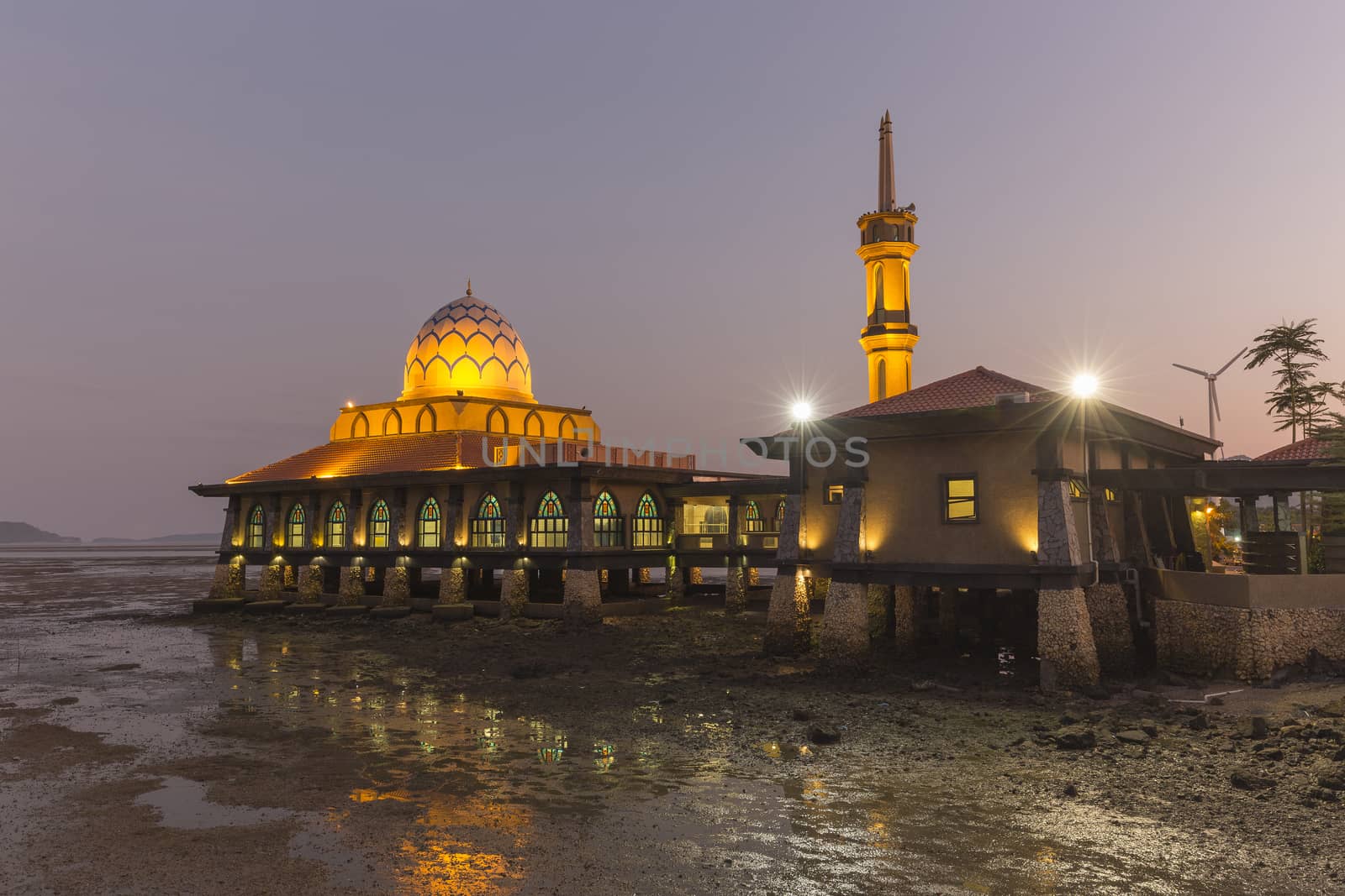 Masjid Al-Hussain is Kuala Perlis’ well-known icon. Built next to the Kuala Perlis Jetty, the mosque’s structure extends over the Straits of Malacca, earning it the nickname ‘Floating Mosque’. A 50-metre bridge connects to the main prayer hall above the water.