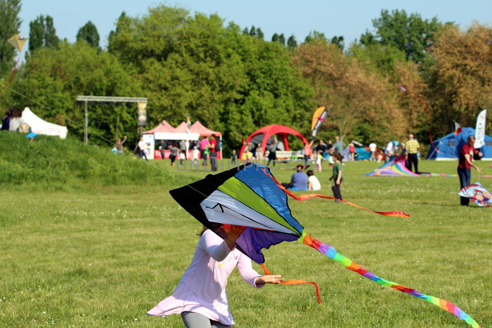 A little girl who play with the kite
