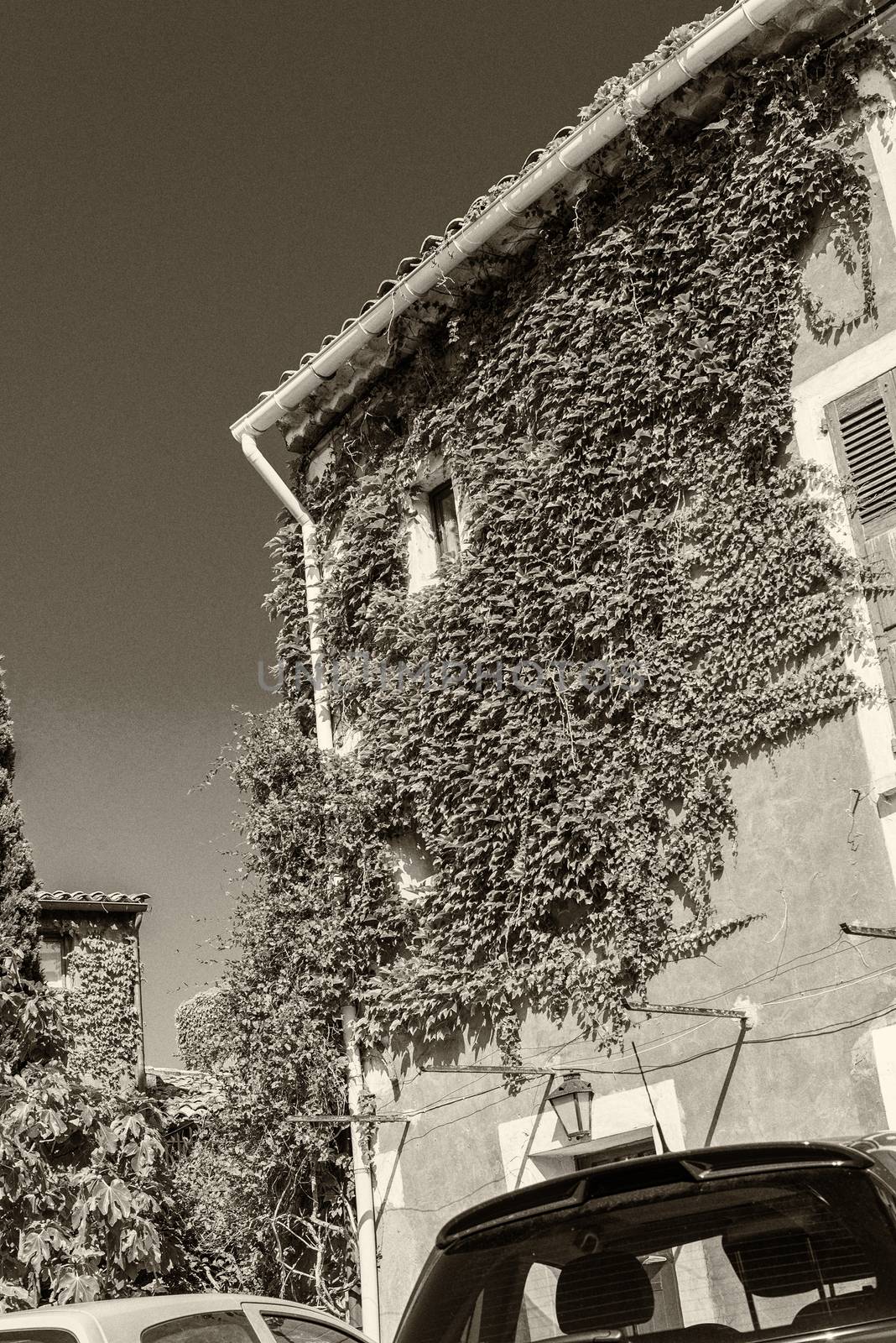 View on beautiful medieval village of Roussillon. Roussillon och by jovannig