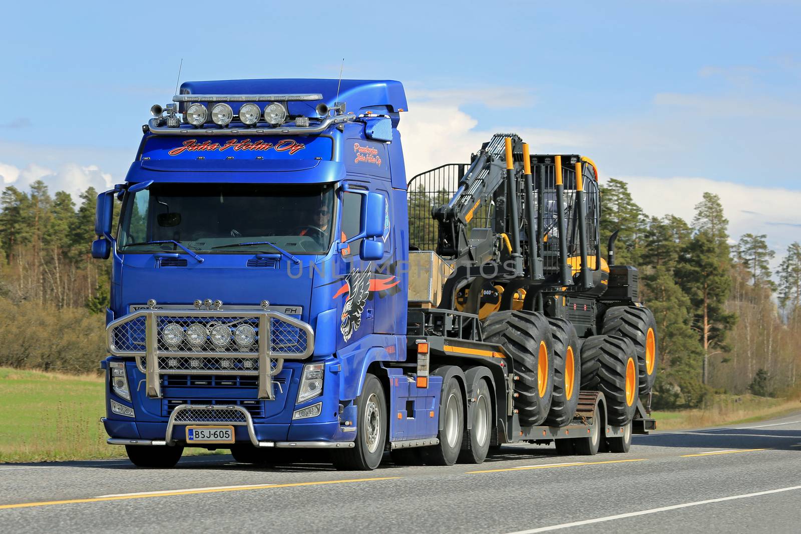 Volvo FH Truck Hauls Ponsse Forest Harvester by Tainas