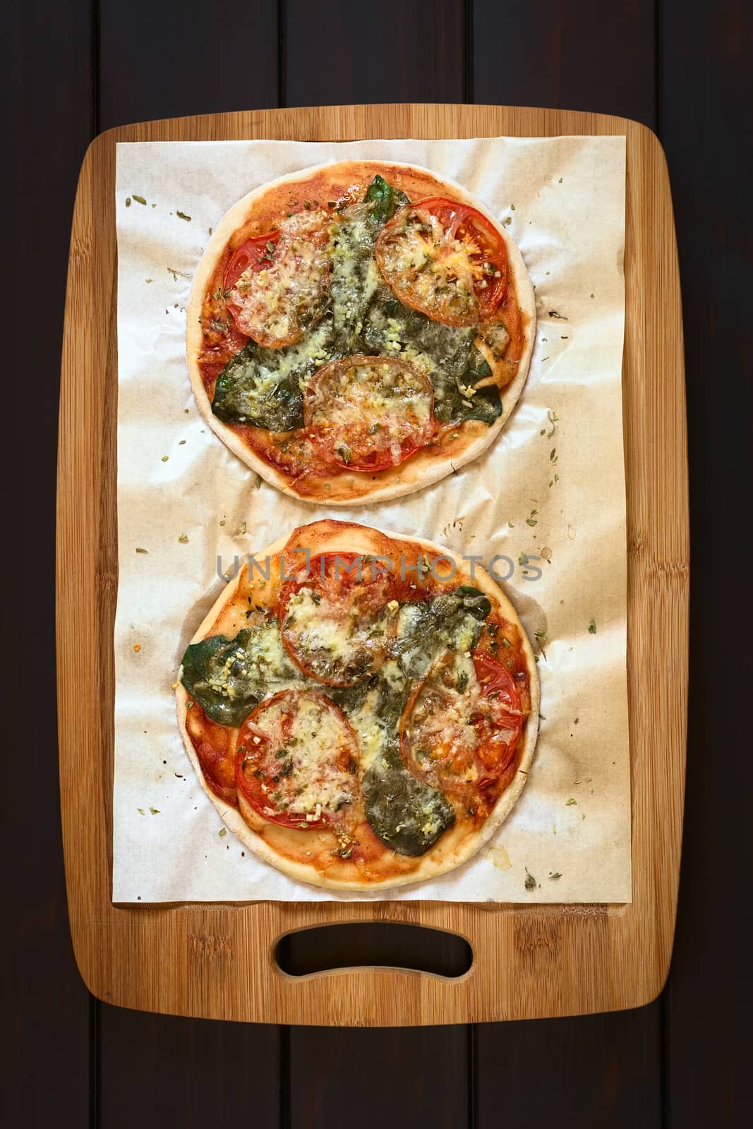 Spinach and Tomato Pizza by ildi