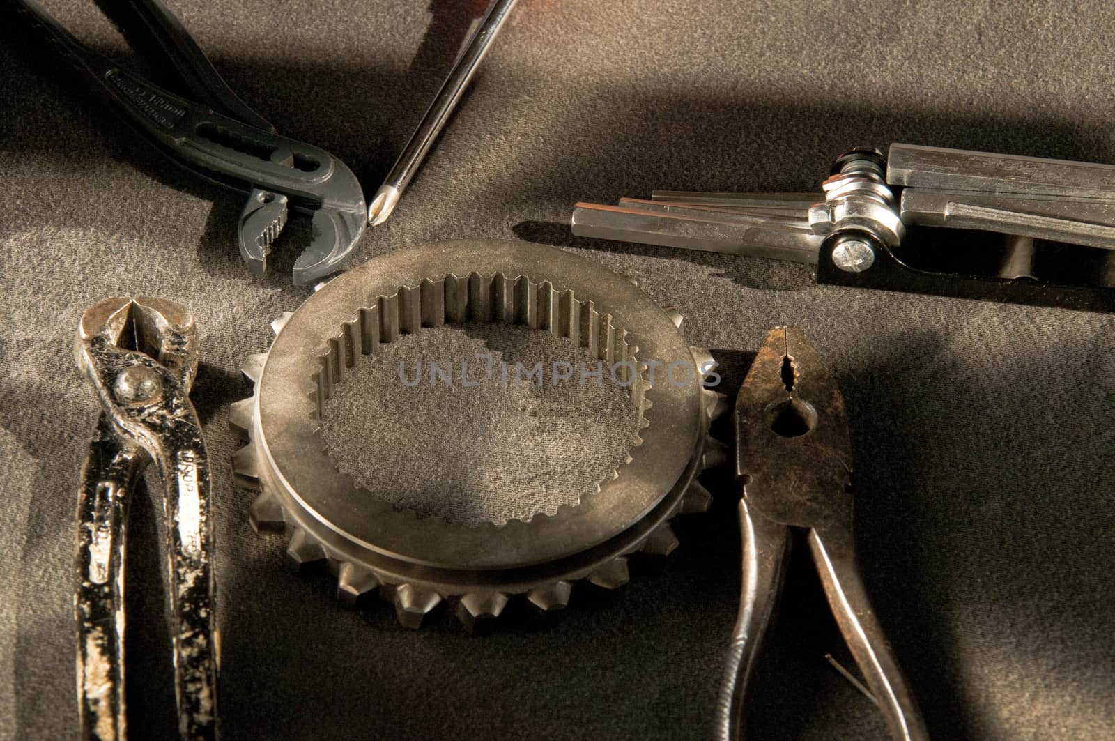 instruments, tools and clutch to perform work on mechanical parts