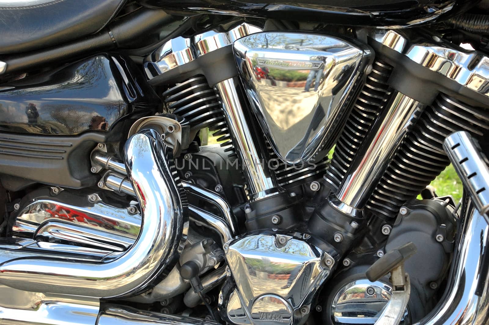 Closeup photo of motorbike by bartekchiny