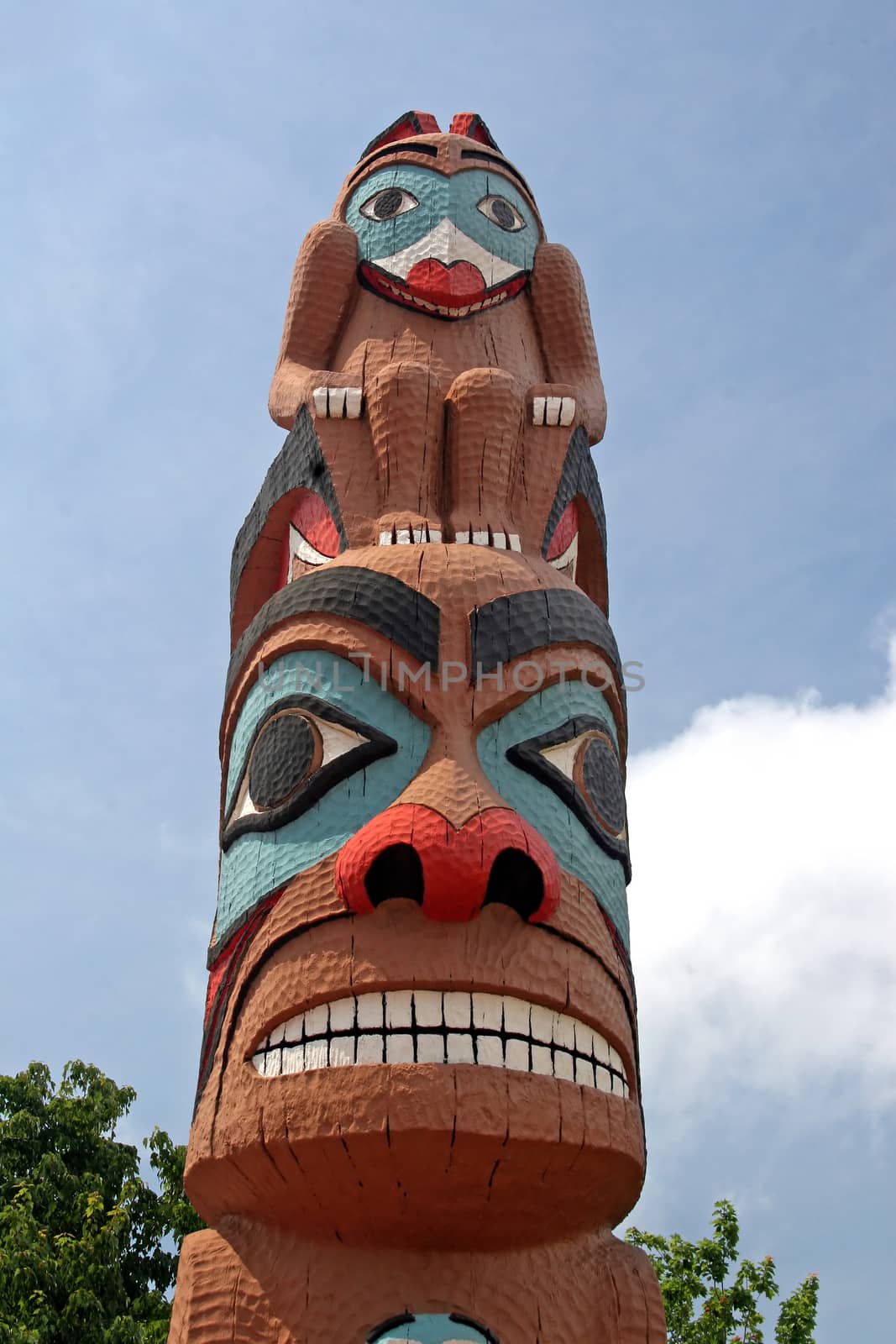 A totem pole with faces in the forest